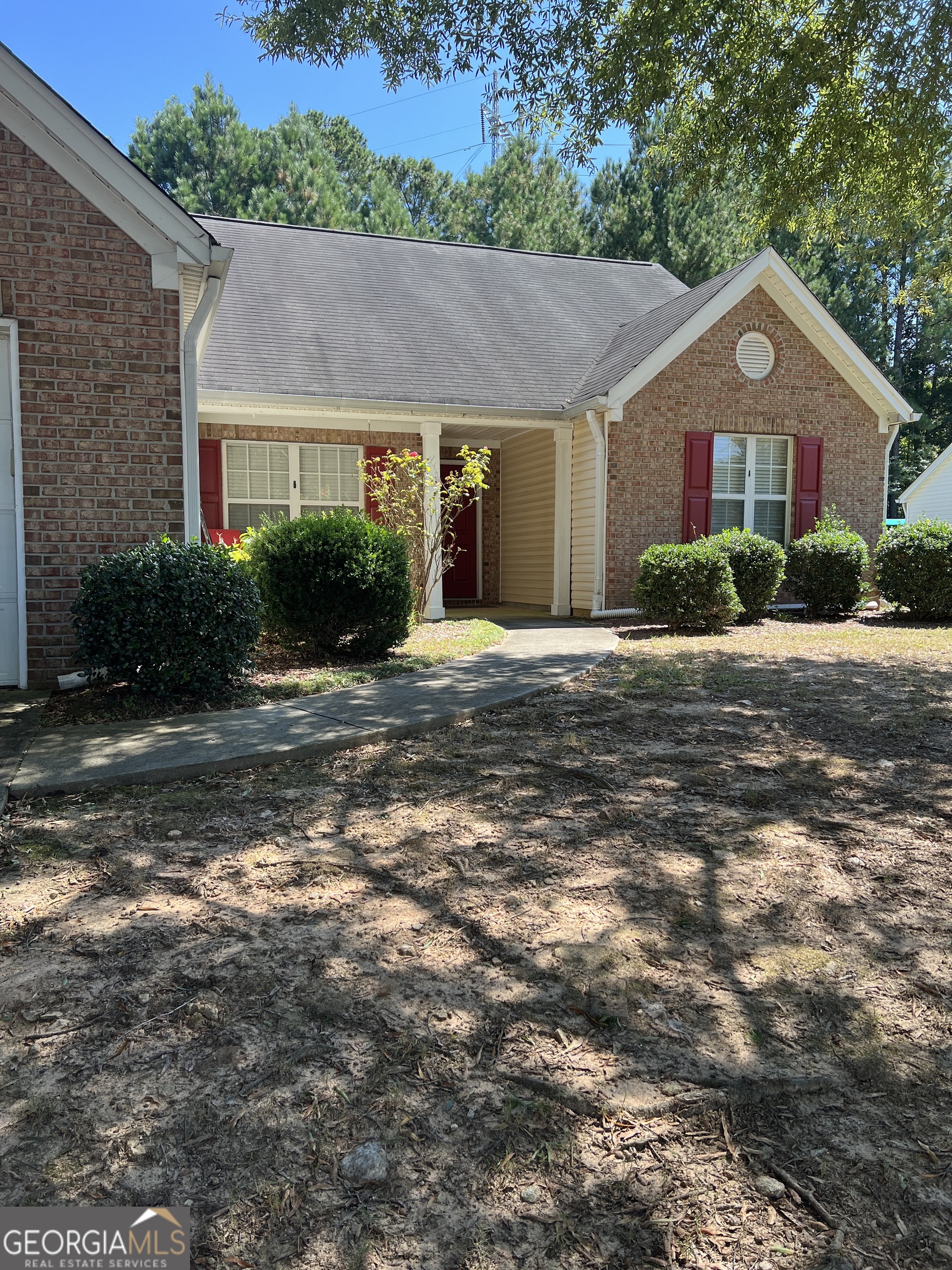 3-Bedroom, 2-Bath Home in a Desirable Swim/Tennis Community. Welcome to your dream home! This charming 3-bedroom, 2-bath residence offers the perfect blend of comfort, style, and community amenities. Key Features: Spacious Living: Enjoy a functional layout with a cozy eat-in kitchen and a separate formal dining room, ideal for both casual family meals and elegant dinner parties. Masterful Retreat: The master suite is a true sanctuary, complete with a private en-suite bathroom for your ultimate relaxation. Outdoor Oasis: Step outside to a large, fully fenced backyard featuring a beautiful wood privacy fence, perfect for children, pets, and outdoor entertaining. Community Living: Located in a highly sought-after homeowners association, you'll have access to exceptional amenities including a sparkling swimming pool and well maintained tennis courts. This home is perfect for anyone seeking a vibrant community and a comfortable, private living space. Don't miss this opportunity!