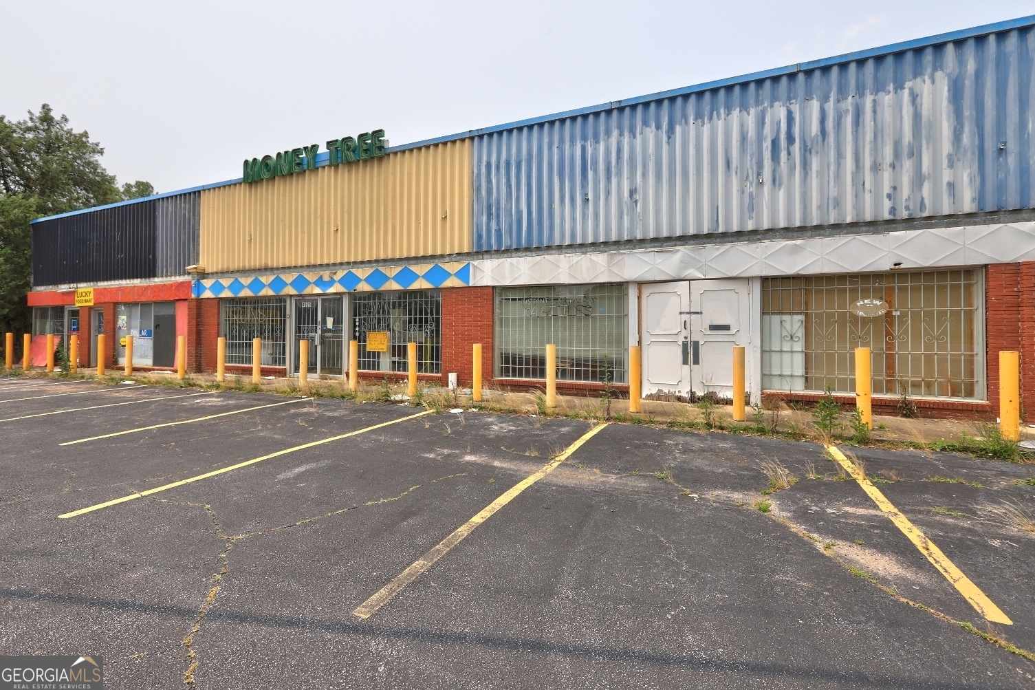Diamond In Rough - Zoning will allow for all types of Businesses - Great Investment Opportunity - Great Location - Strip Center With 3 to 4 Units - 7,630 Sq Ft - Needs Rehab - Front and Back Parking Lots Of Storage - Car count 24k+ - Call Today For Private Showing