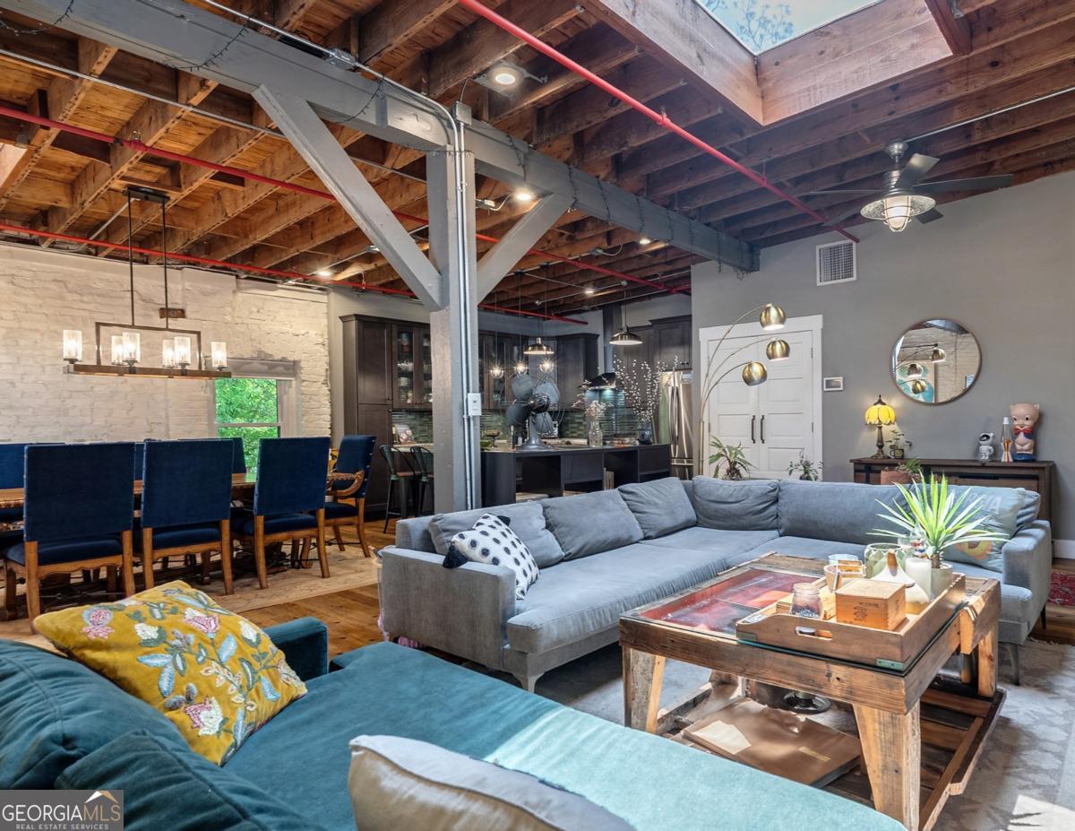 585 White CIR 402