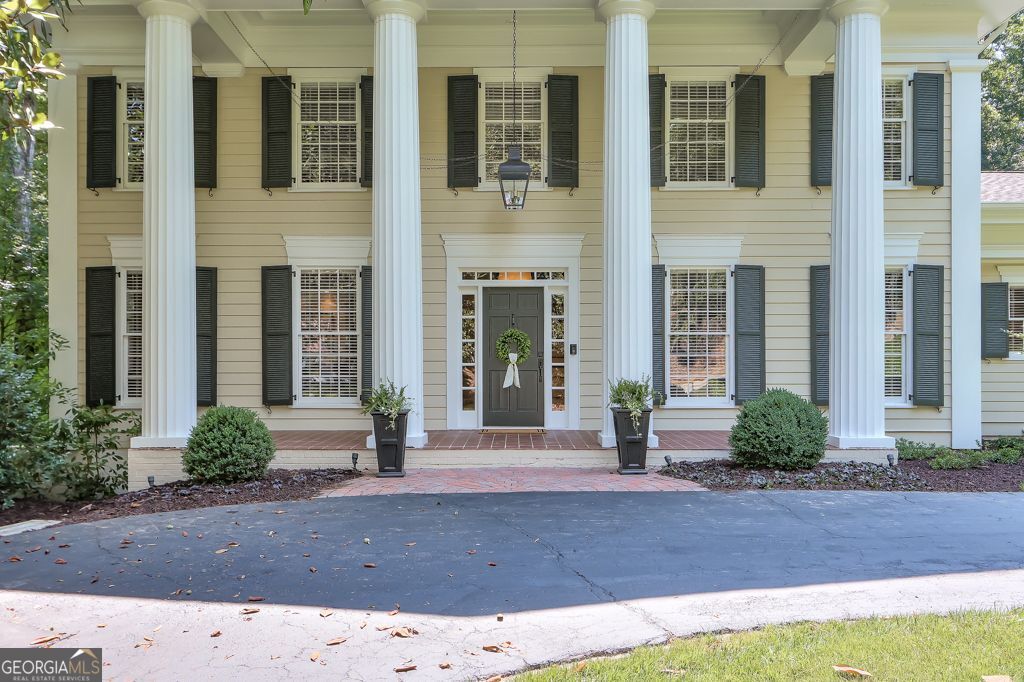575 VALLEY HALL