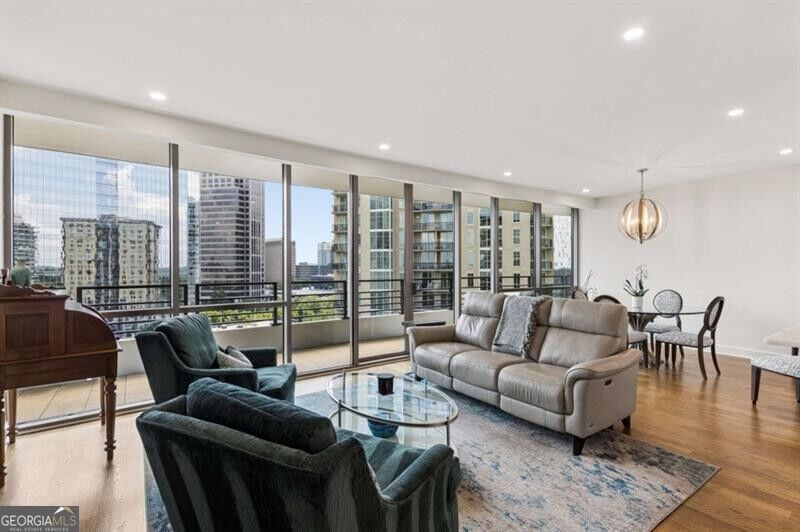 700 Park Regency PL NE 1604