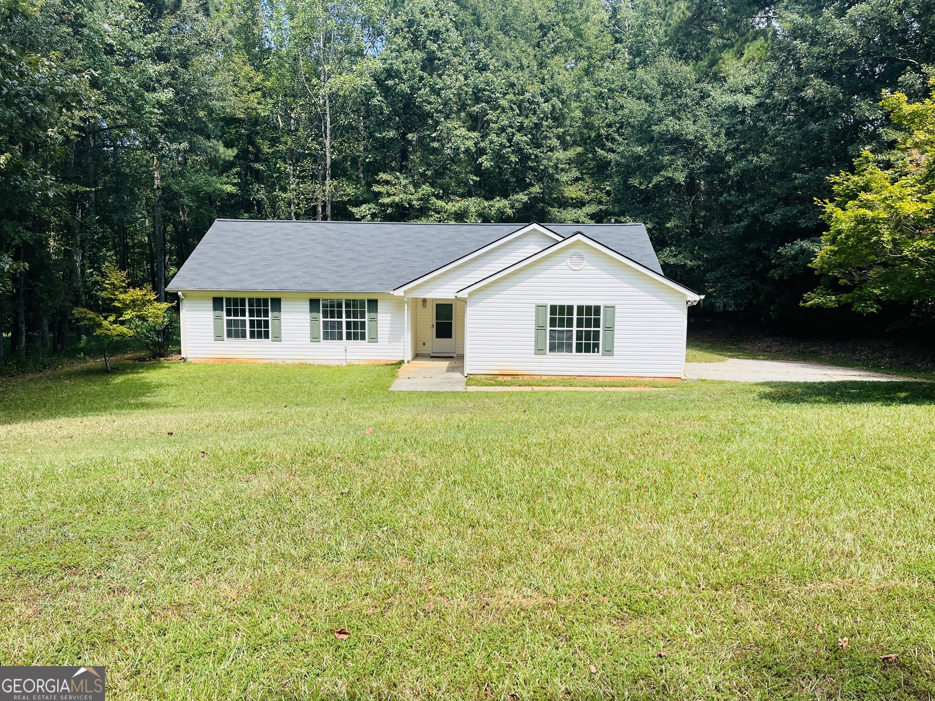 Wow! This 3 bedroom 2 bathroom home offers lots of charm and is minutes from schools, restaurants, and shopping. Open kitchen and living room floor plan with a large backyard. Don't miss this one!!
