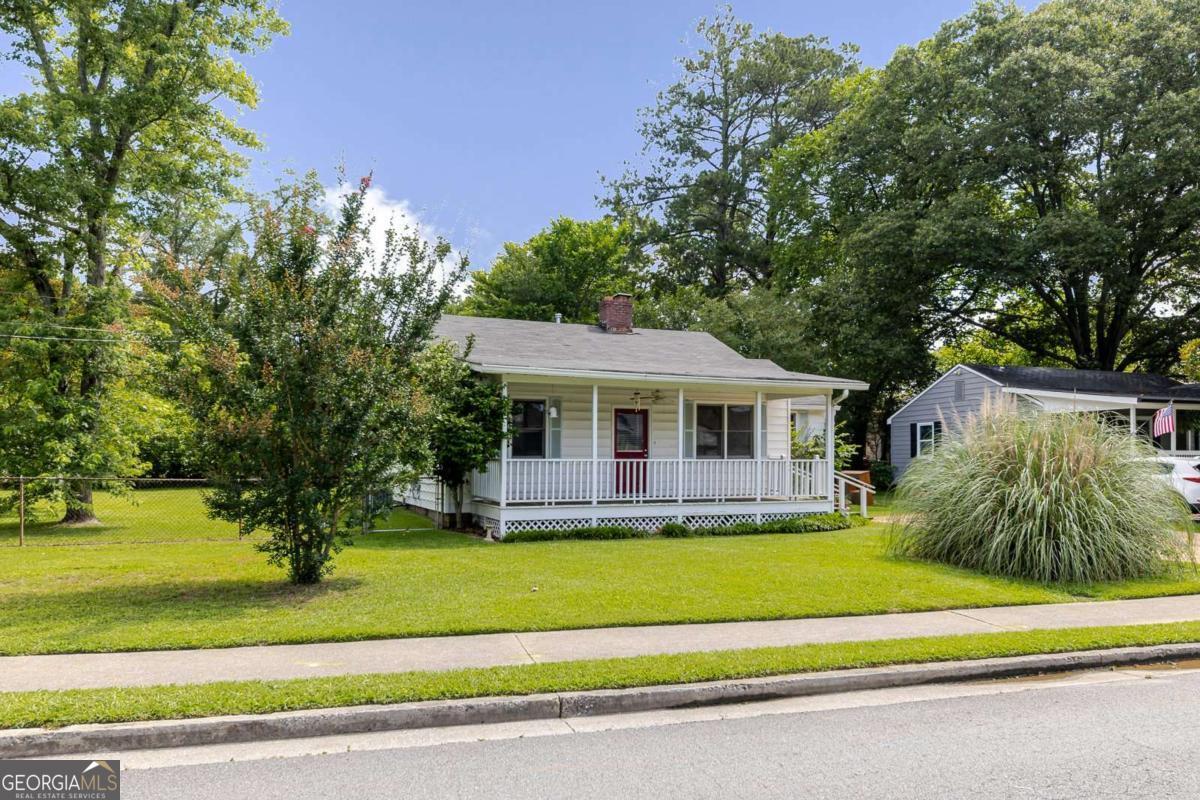 3 Bedroom 2 Bath ranch large corner lot located minutes from downtown Marietta. Close to restaurants, shopping, school's interstate 75 & 575.