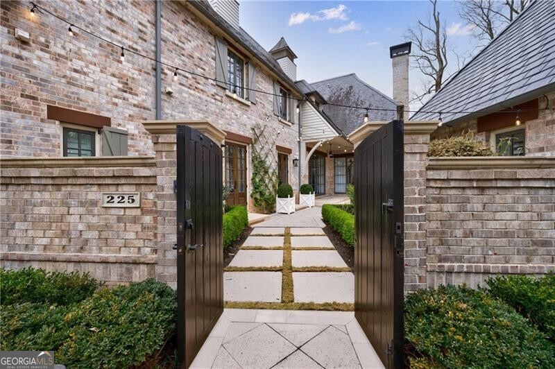 225 Dovecrest DR