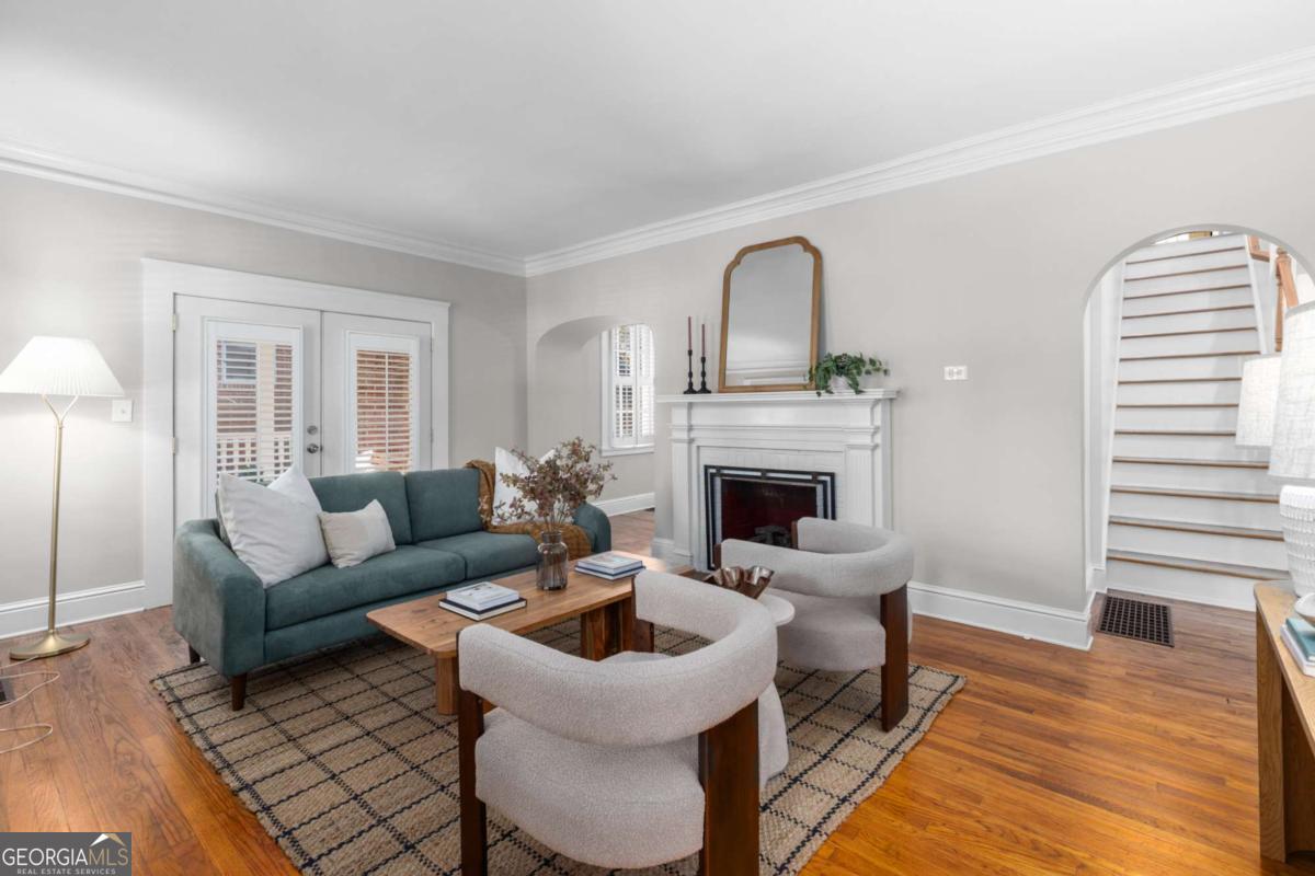16 Clarendon AVE