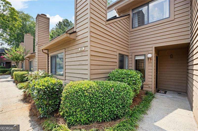 Photo of 304 Parkaire Crossing, Marietta, GA 30068 (MLS # 10875085)