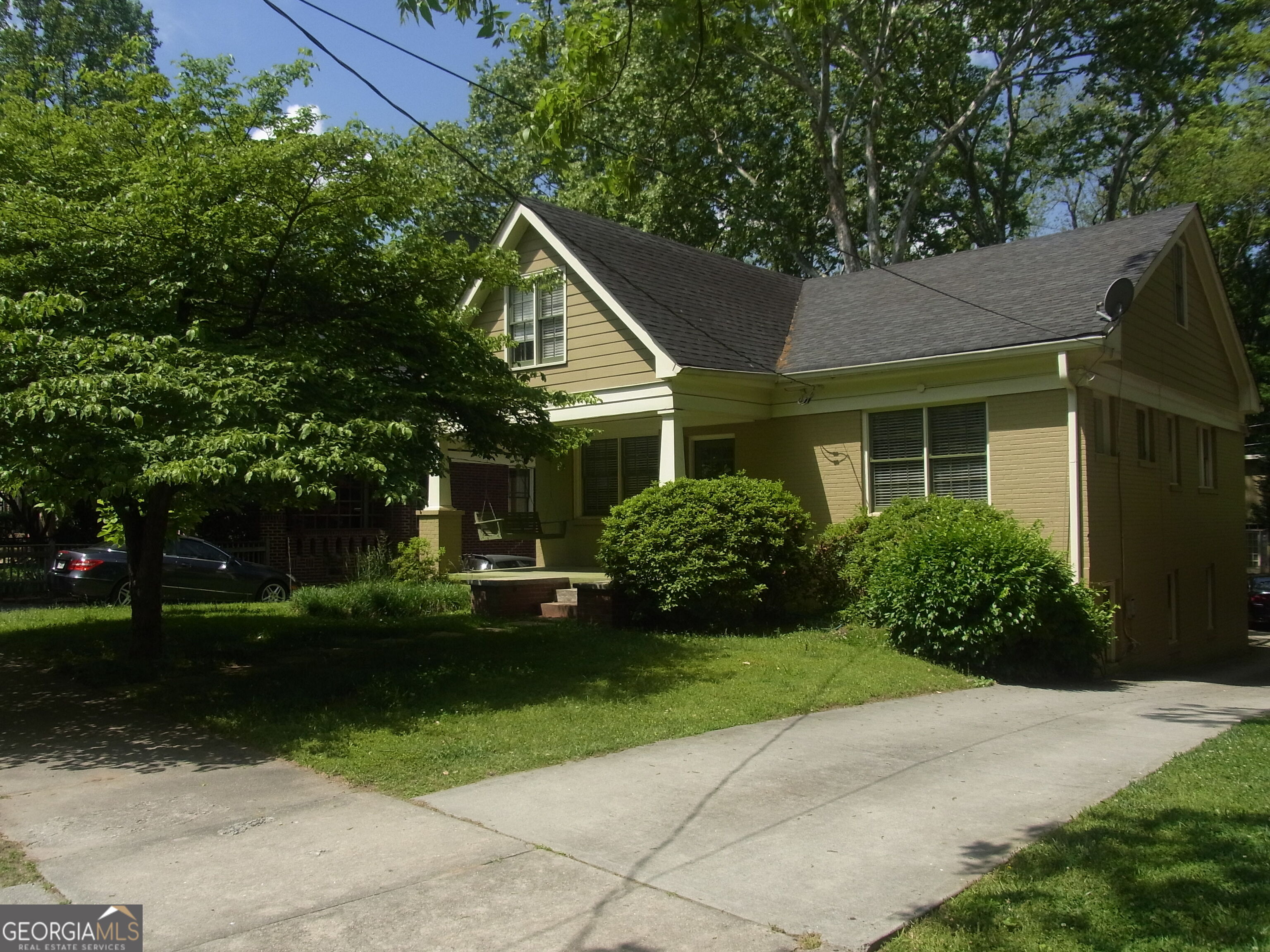 Located in the heart of Midtown a stone's throw to: the Beltline, Piedmont park and Midtown's restaurants. This 3 bedroom/2 bath house has a great roomate floor plan, large rear deck overlooking a large backyard front porch. Seperate den, LR and Dining rooms. Garage is shared with the rear separate building in the back of the yard and two other off street parking spaces. Pet may be ok; non smoking. Available September 1.