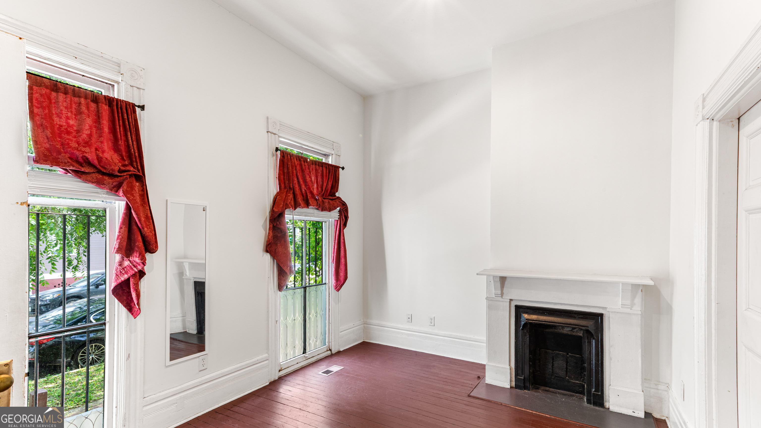 319 E Waldburg ST