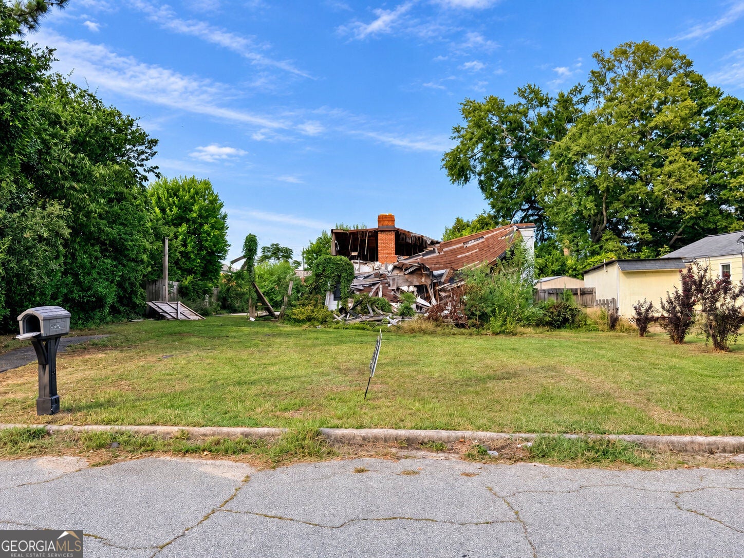 2121 Lake AVE