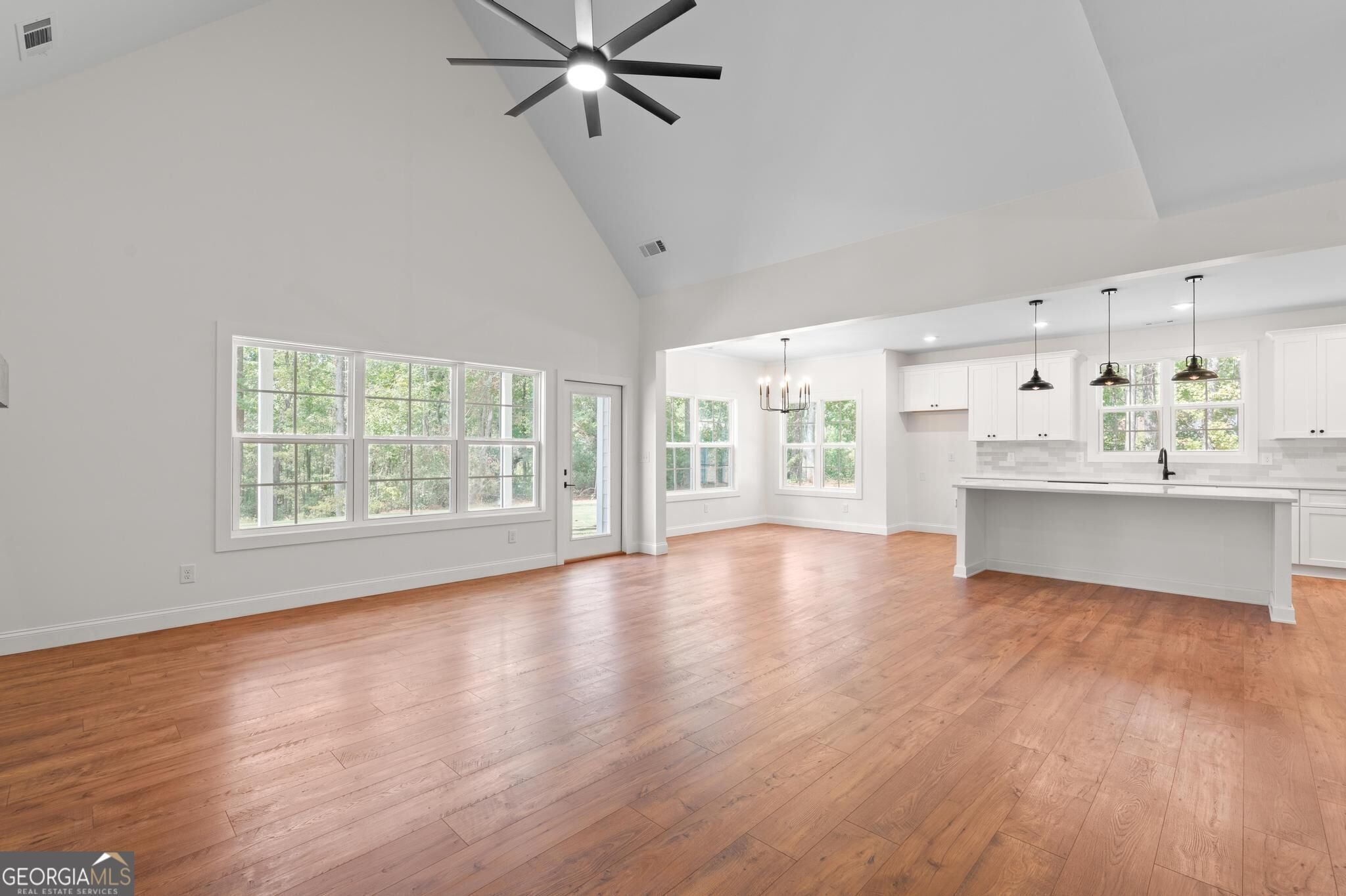 2424 Fischer RD