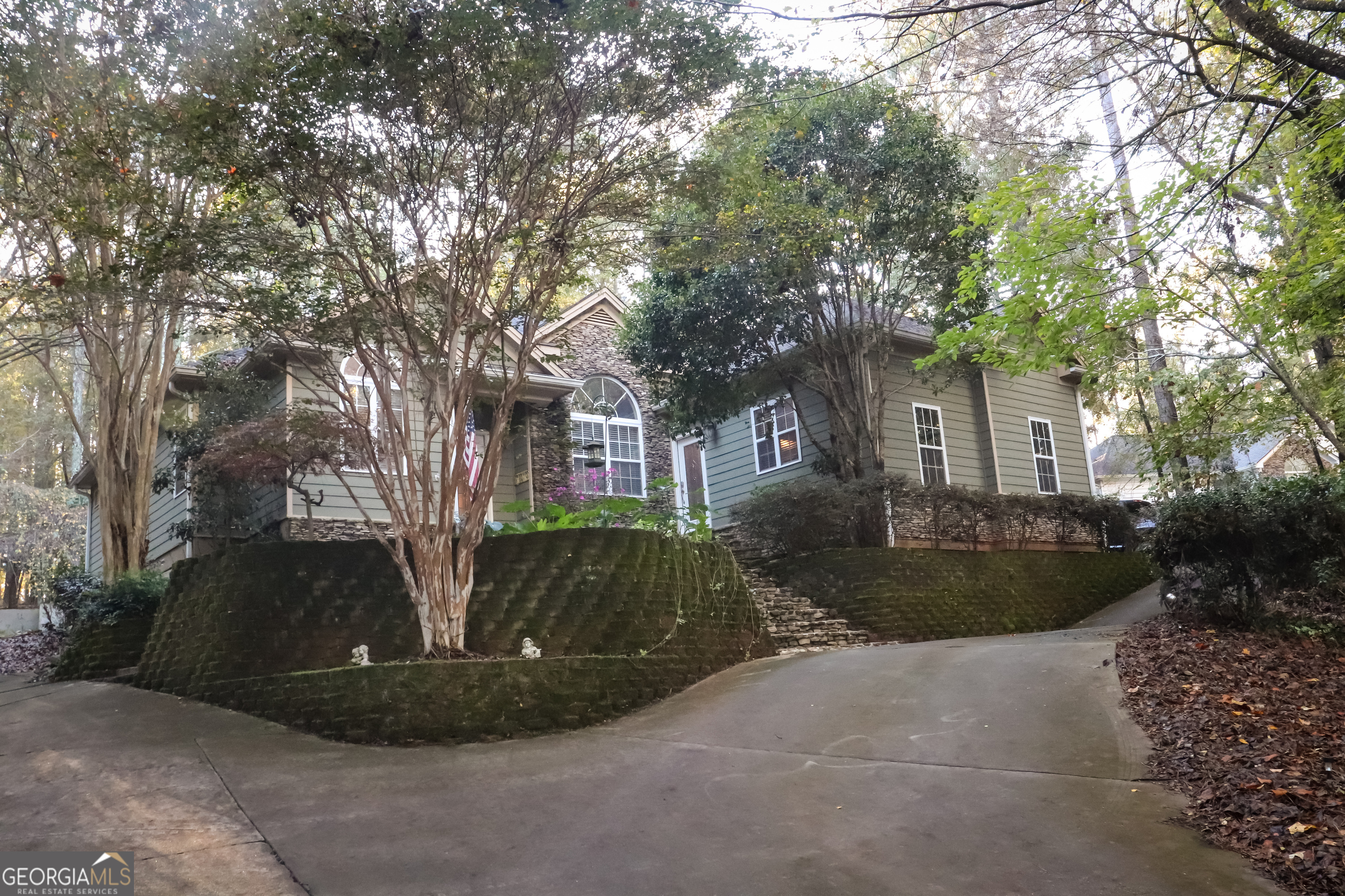 Breathtaking Views of Lake Oconee During the Fall, Winter and Spring at Long Shoals East River Bend!!! Easy Access to Boating, Fishing, and Swimming. Community Dock Just Minutes Away. All Bedrooms feature Ensuite Baths! Oversized Master Suite with Sitting Area, and Lots of Closet Space. Master Bath with Large Walk-in Closet and Ceramic Tile Shower. Other features include Large Great Room with Stone Fireplace and Family Room with Spiral Staircase leading to Recording Studio with Soundproof Room. This Loft would be Perfect for a 4th Bedroom or Office. Private Backyard Oasis Provides Plenty of Room for Relaxation or a Wonderful Place for Family Gatherings! Perfect for Terrific Weekend Getaways or Enjoy the Beautiful Sunrises and Sunsets Every Day! If You're Looking for an Opportunity to Escape the Business of Life and You Love Tranquility and Peace, Then You Have Found Your New Dream Home!