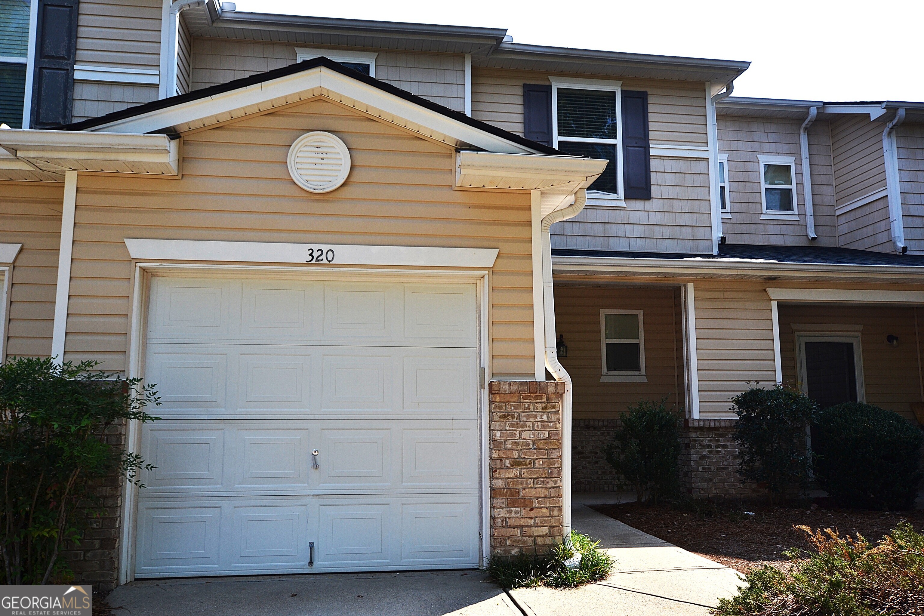320 Oak Leaf PL