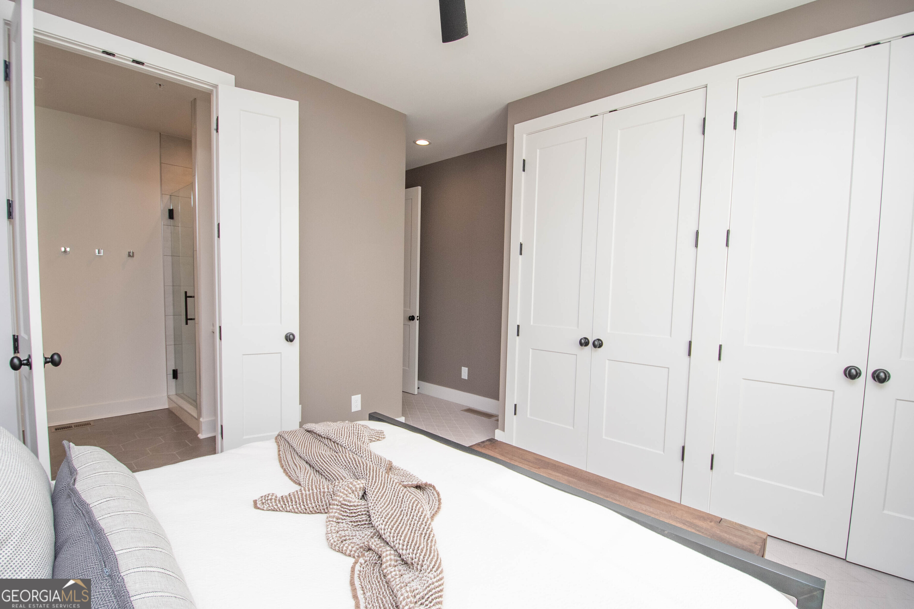 Newnan, Georgia 30263, United States, 3 Bedrooms Bedrooms, ,4 BathroomsBathrooms,Residential,Pending,45805