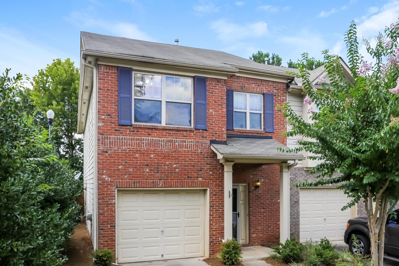 Beautiful home in central area of Kennesaw! Very spacious living and dining areas. Kitchen features peppercorn cabinets, stainless steel appliances, stone counters and tile backsplash. Nicely sized master bedroom with huge walk-in closet. Master bathroom has double vanities, garden tub and walk-in shower. Easy access laundry. Private backyard area with wood fence, perfect for kids and pets. Very close to Barrett Pkwy (shopping & dining), Hwy-41 and I-75!