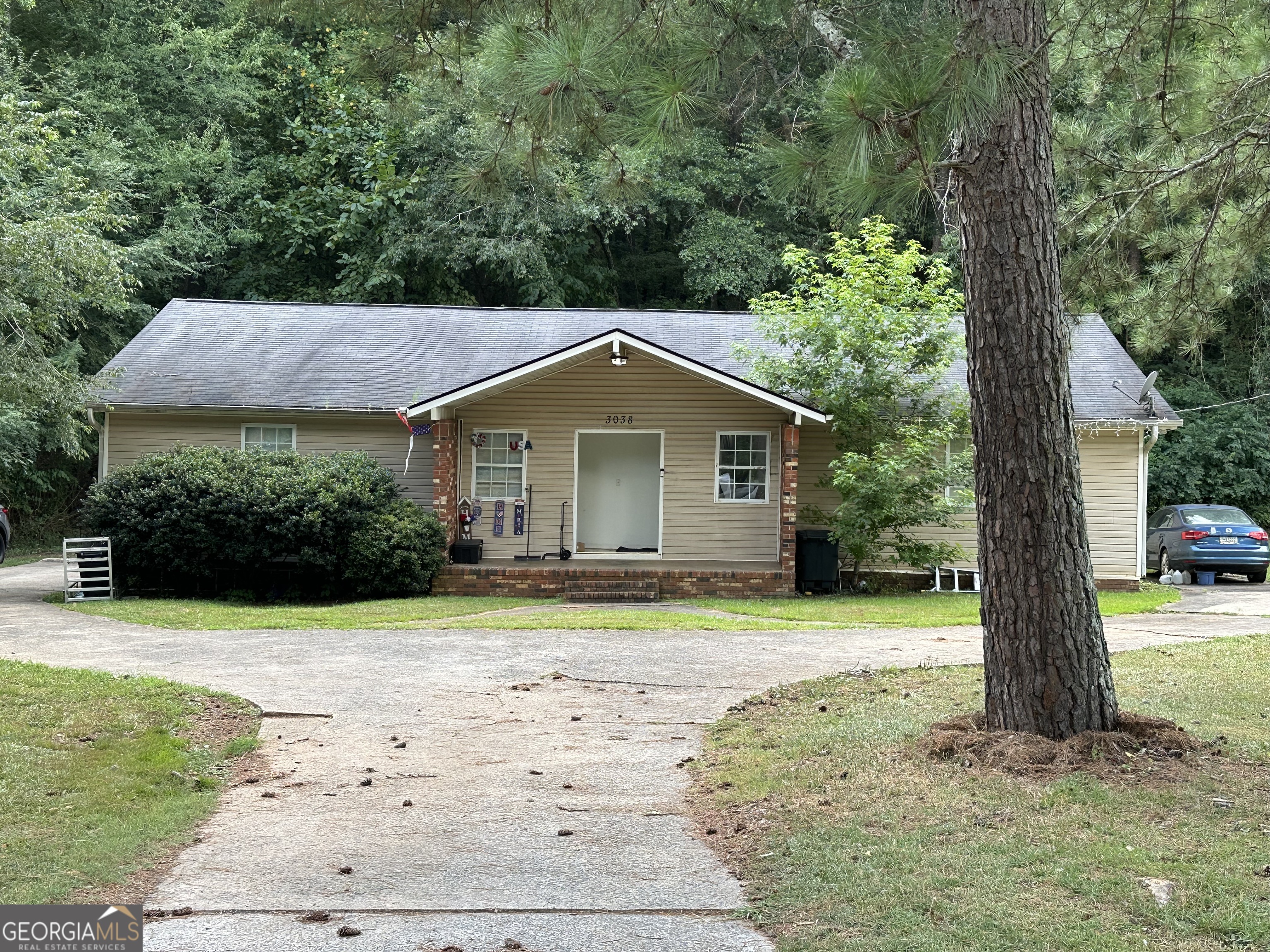 Attention Investors, Income producing property. 2 bedroom, 1 and 1/2 bath duplex. Do Not Disturb Tenants, Buyer may view the property during their due diligence period only after there is a binding contract.
