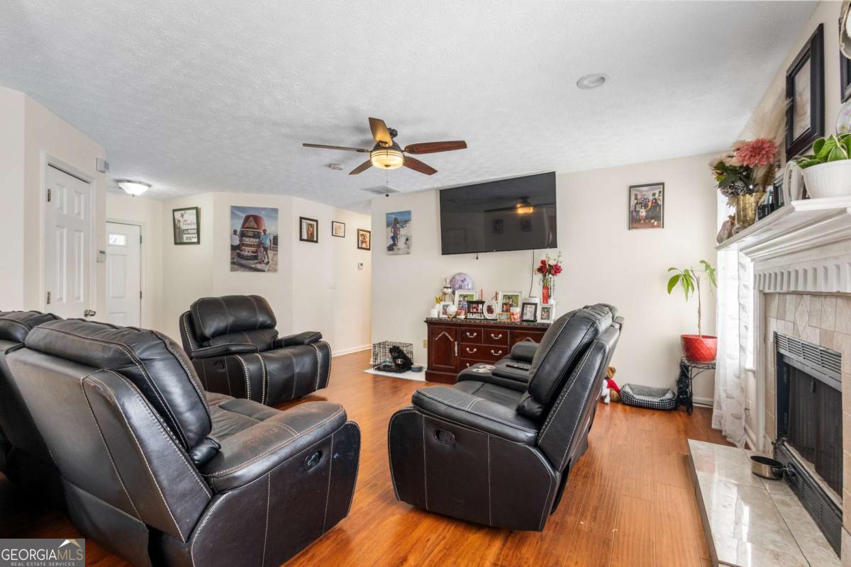 1729 Brandi LN
