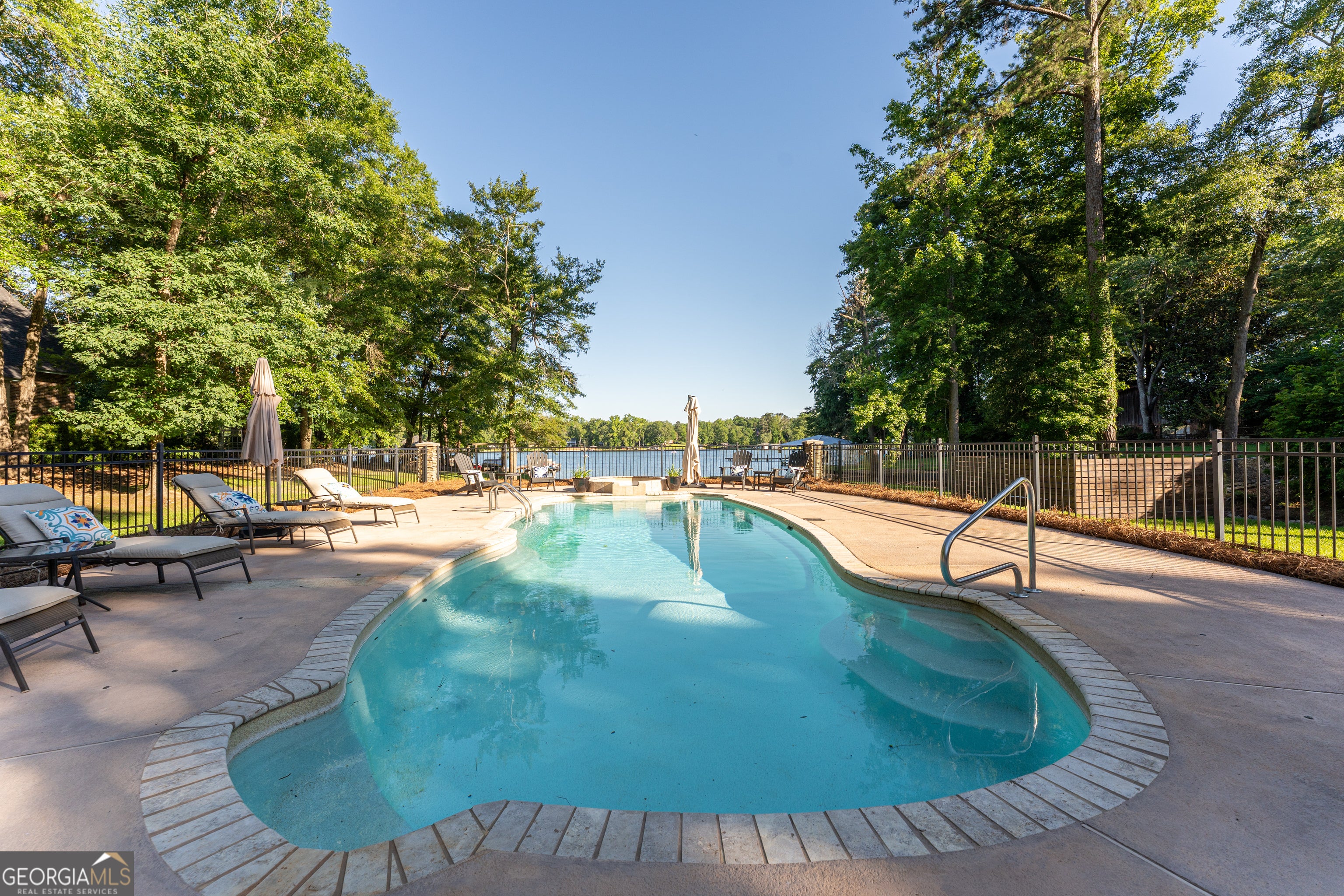 183 Lakecrest DR