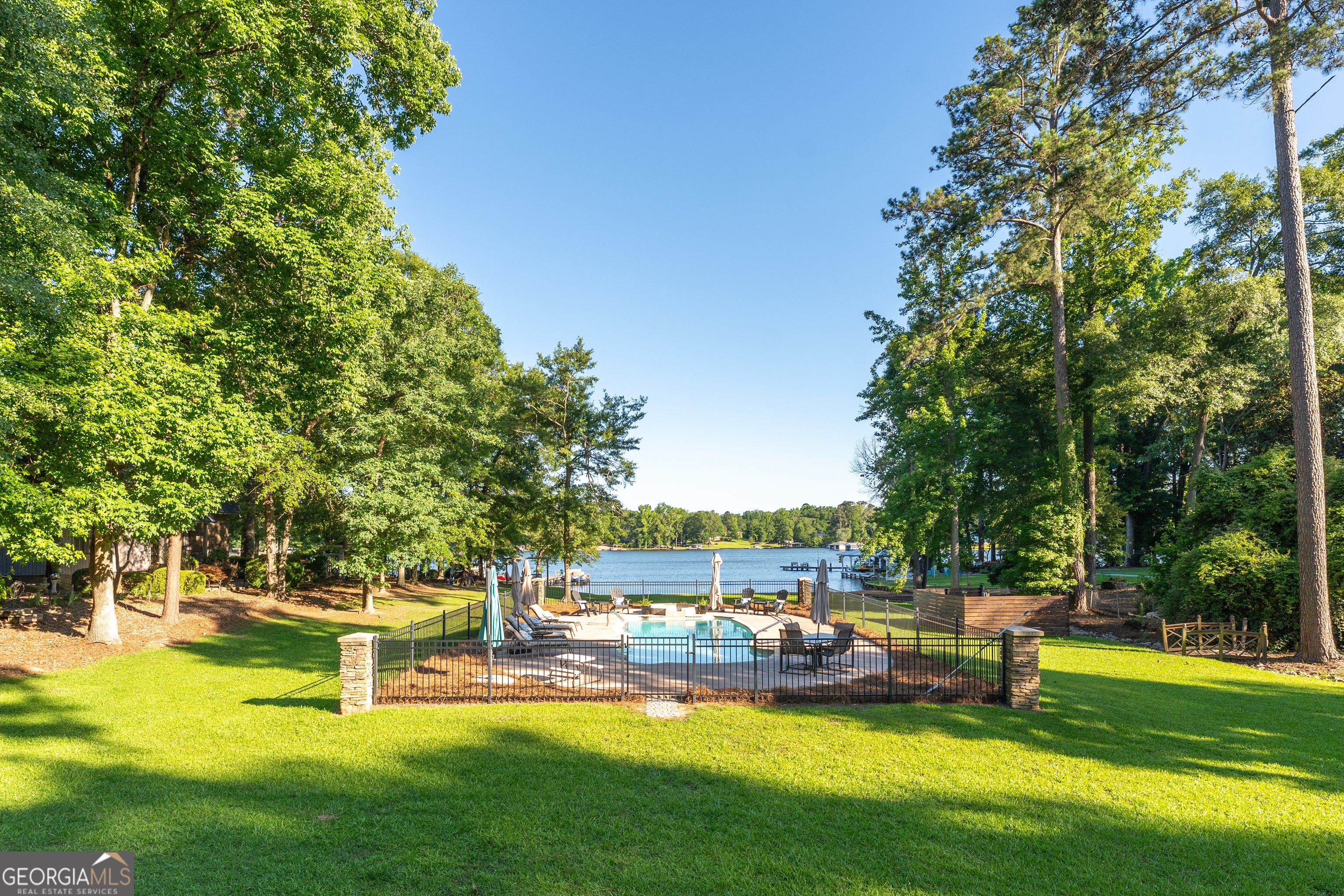 183 Lakecrest DR