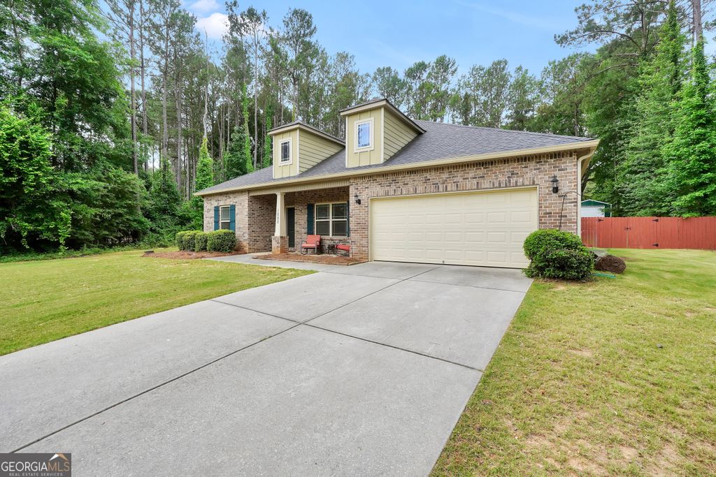 Photo of 1002 Yorkshire Drive, Griffin, GA 30223 (MLS # 10771998)