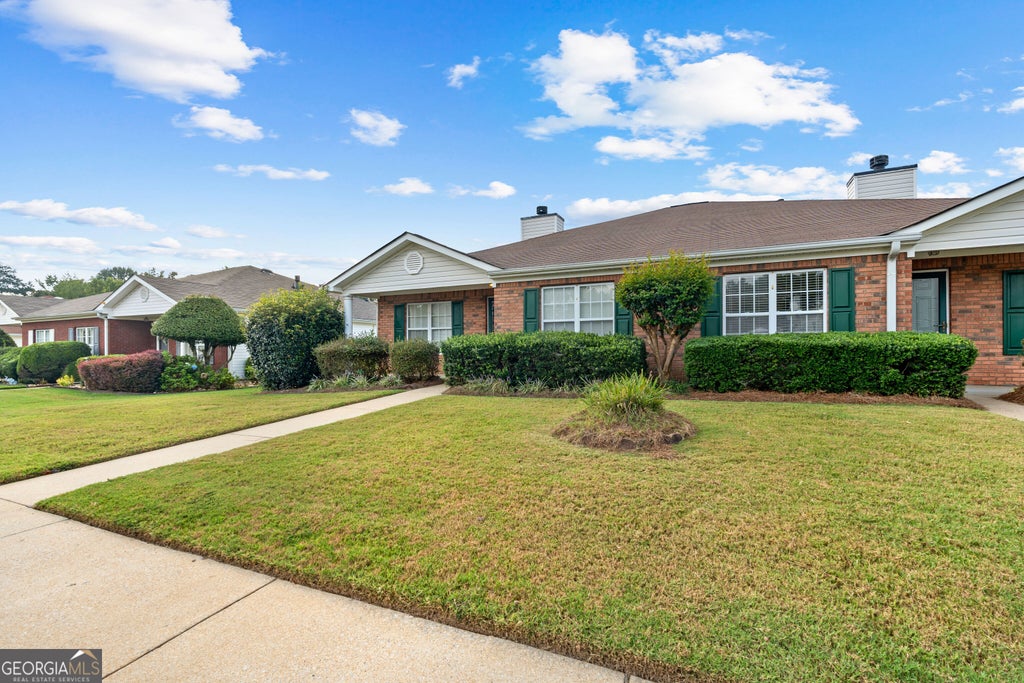 Photo of 270 Autumn Glen CIR, Fayetteville, GA 30215 (MLS # 10851408)
