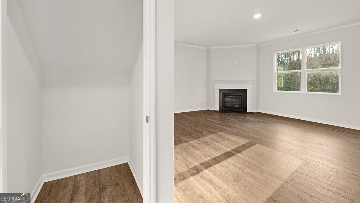 1472 Lincoln LN