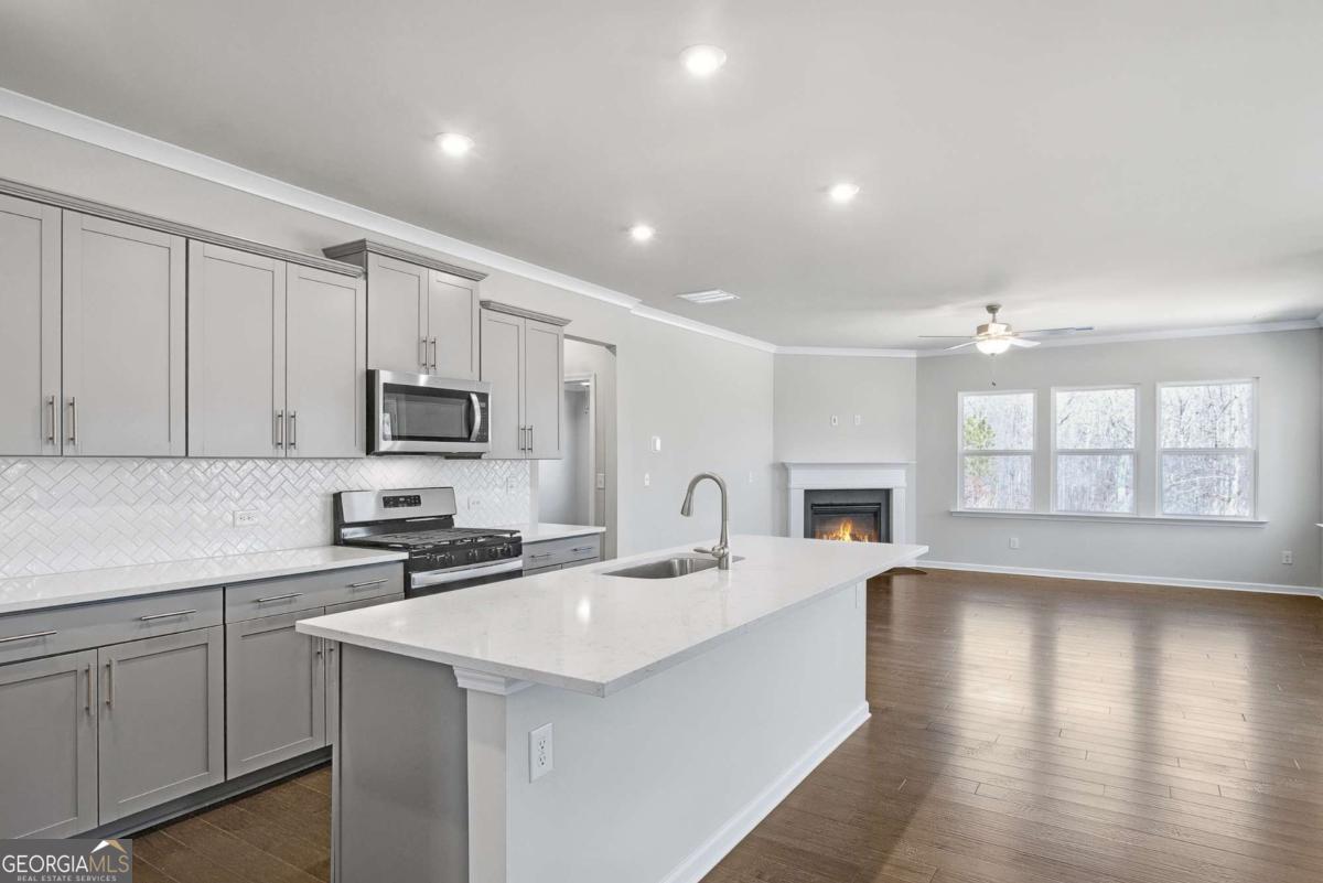452 Village LN