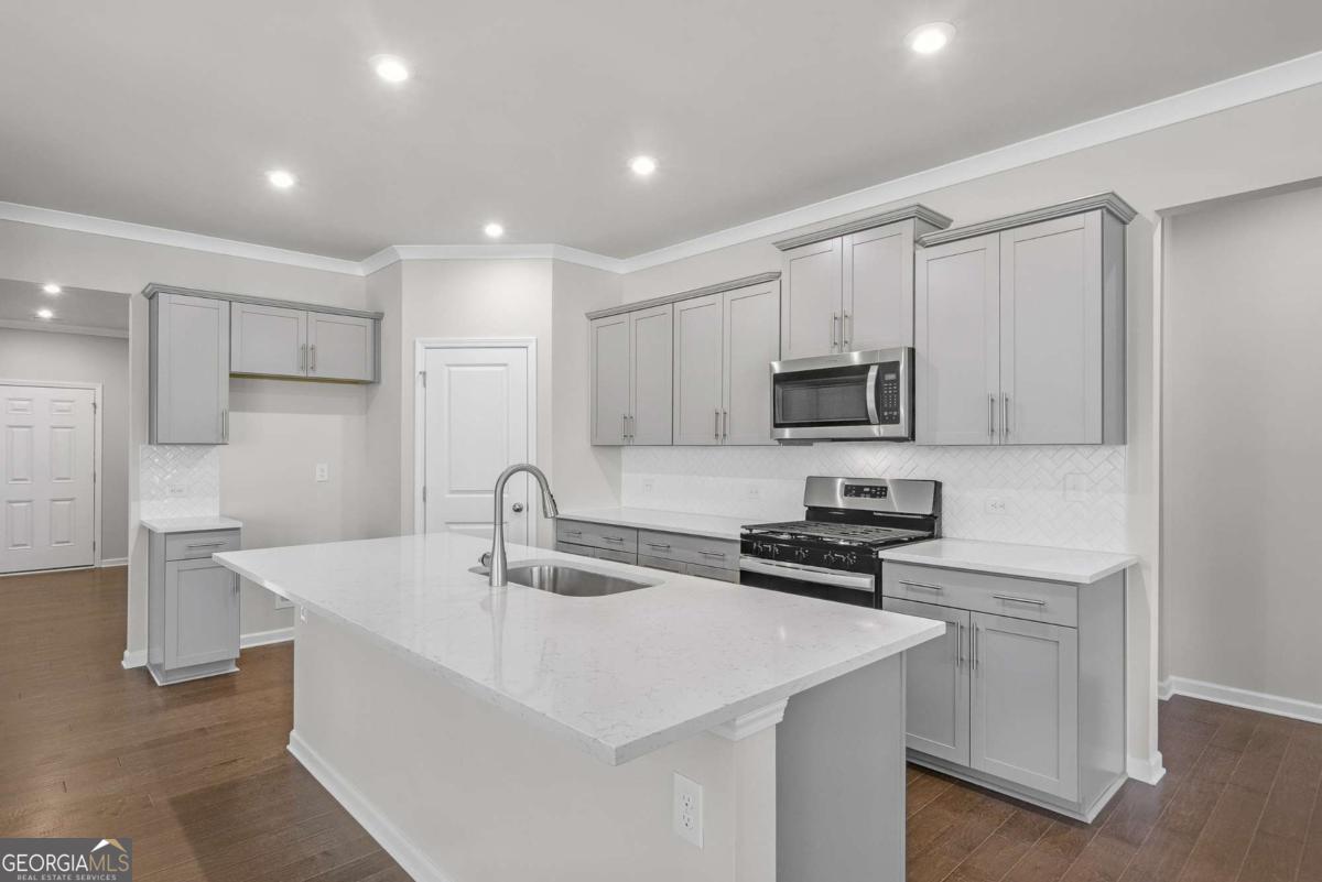 452 Village LN