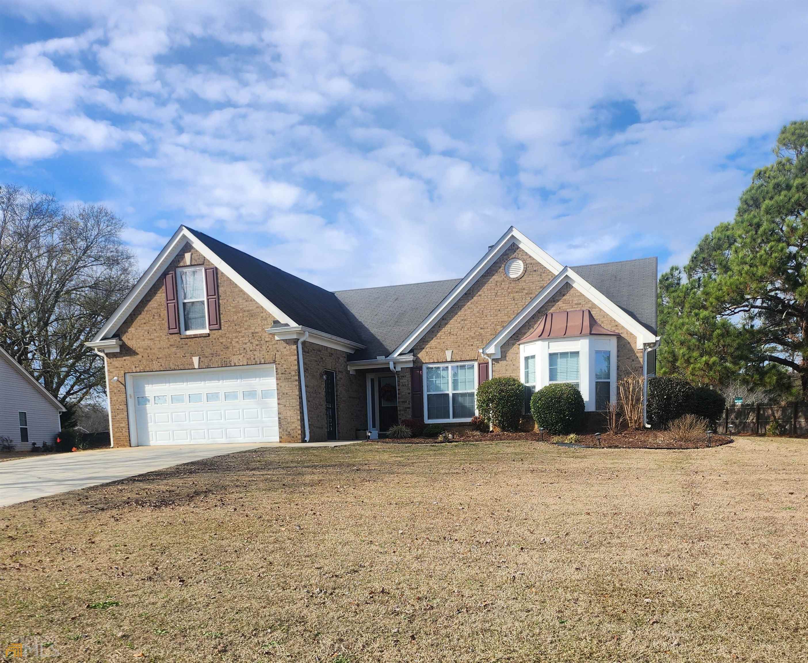 Fabulous Home located in Cedar Lake Subdivision: 3bedroom/2bath with a Bonus Room. Chef's kitchen featuring Mable cabinets and island for easy prep. Master bath has separate jacuzzi tub and shower. Corner lot; great for entertaining or relaxing.
