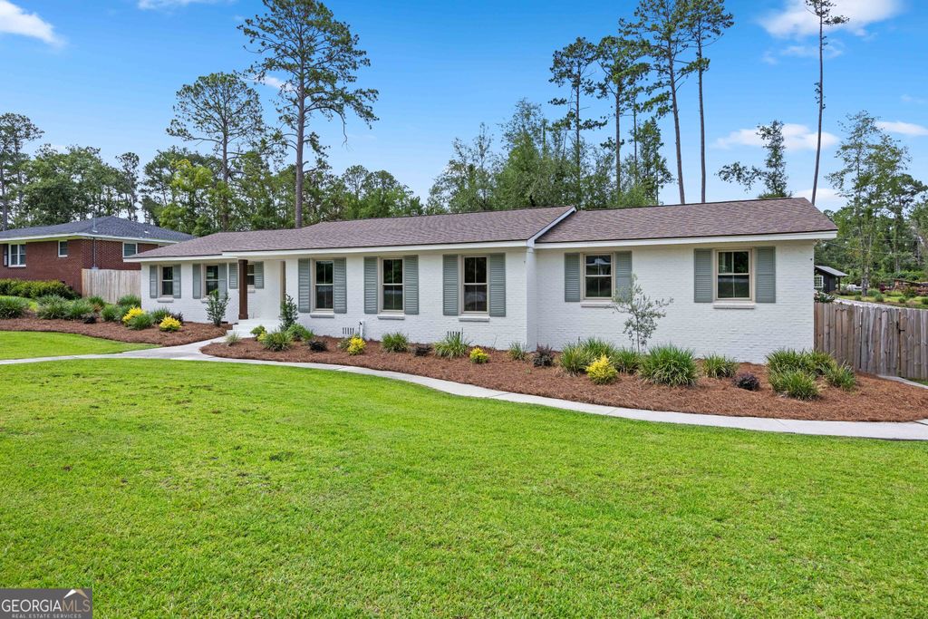Photo of 1203 Lakeview Dr, Valdosta, GA 31602 (MLS # 10804065)