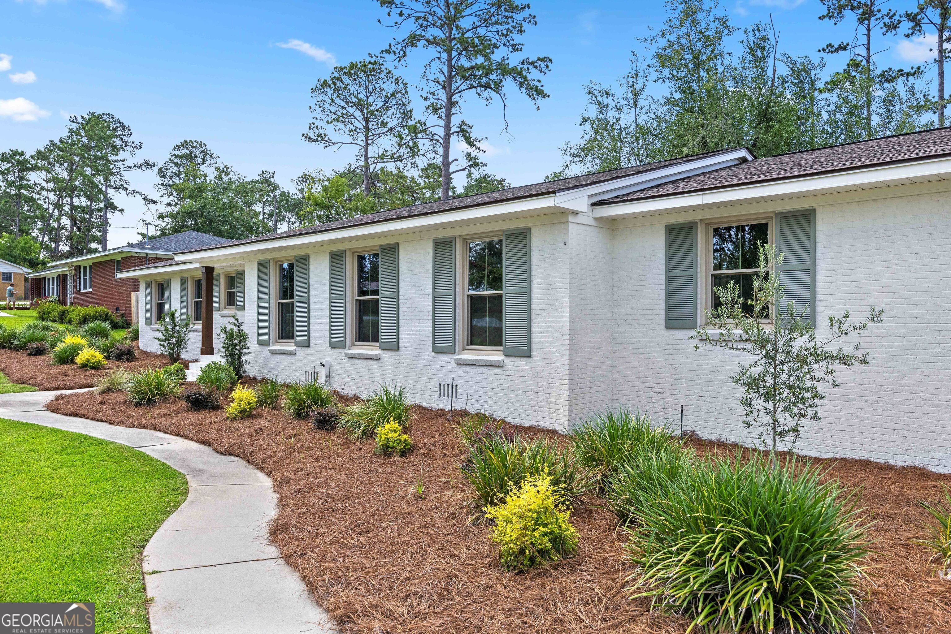 1203 Lakeview DR