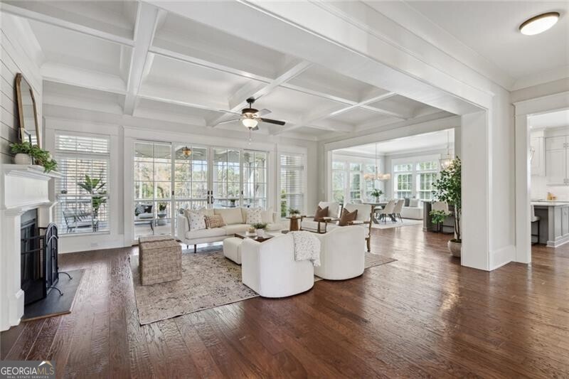 FIVE LAKESIDE - Residential