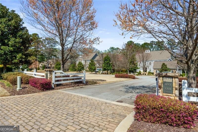 FIVE LAKESIDE - Residential