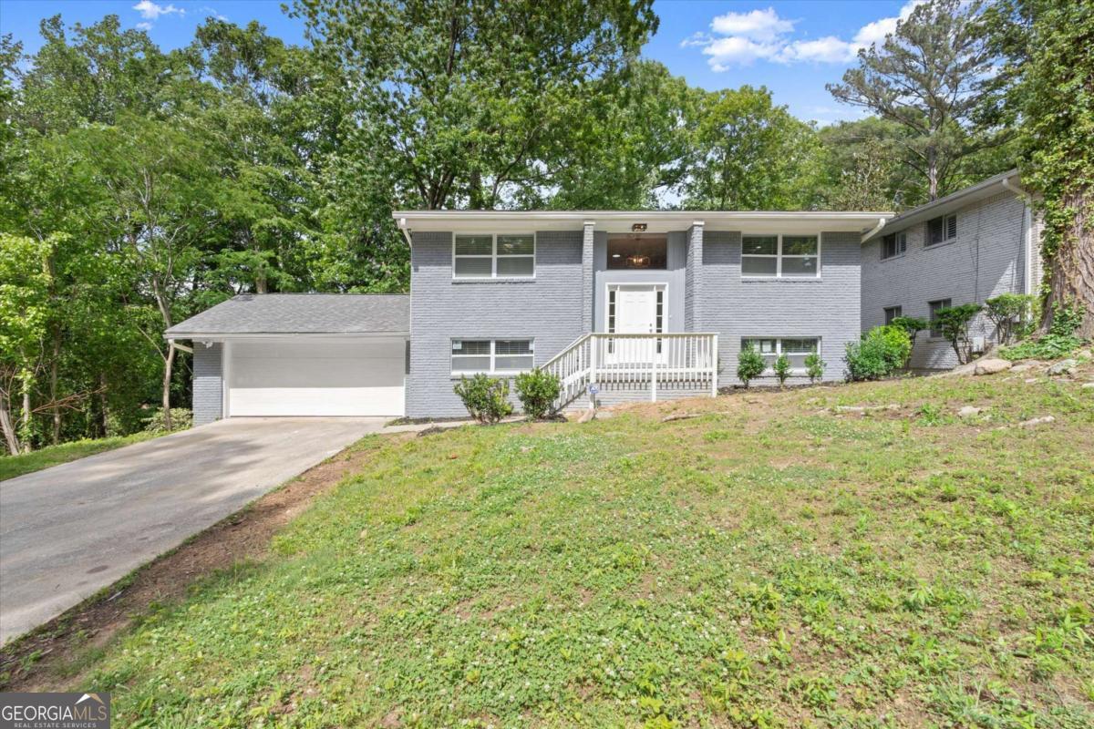 495 Larchmont CIR NW