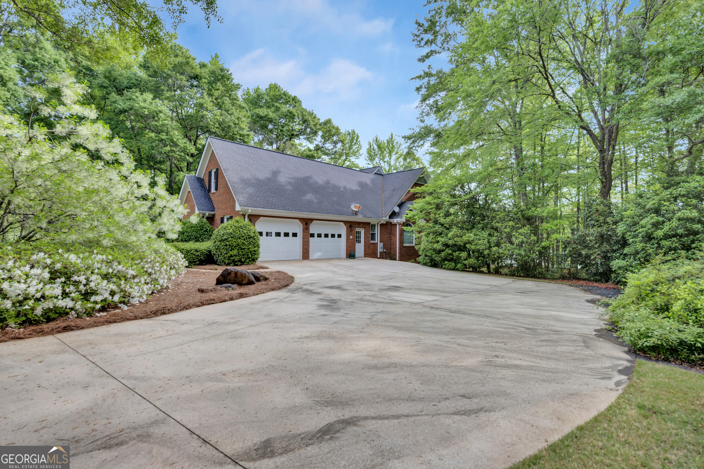 125 Lake DR