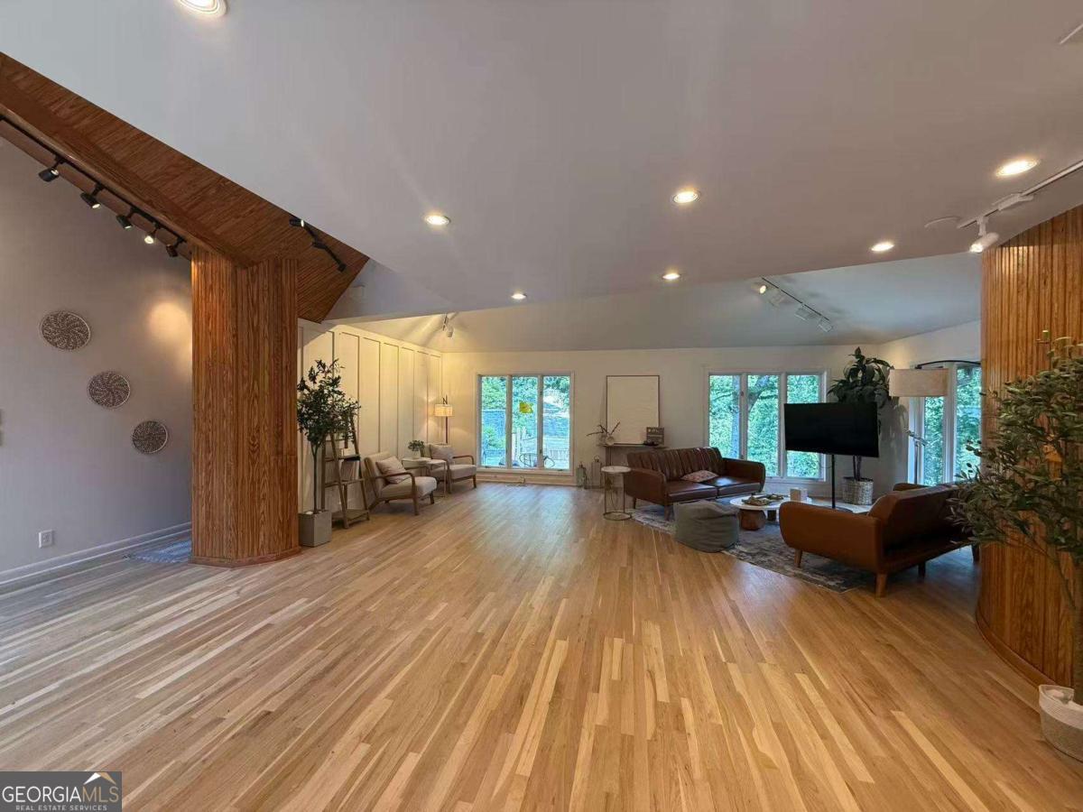 120 Laurel DR NE