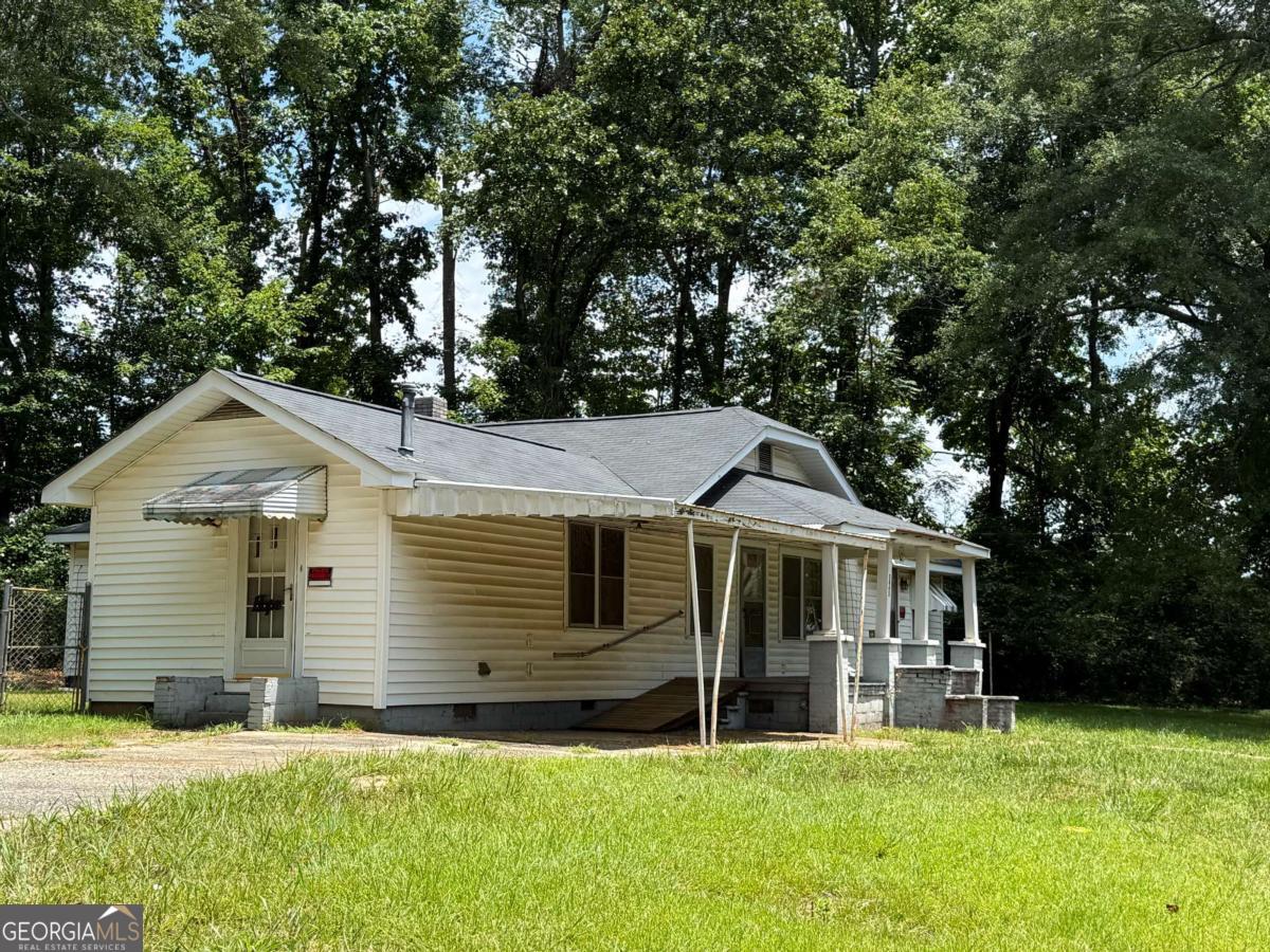 This 3-bedroom, 1.5-bath property offers incredible opportunity for homeowners and investors alike. Perfectly positioned between several established commercial properties-including a bustling shopping center and Rabbittown's newest growing community-this home is ideal for residential living or future business use. Whether you're looking to renovate into your dream home or capitalize on the area's commercial growth, this property delivers loads of potential. Don't miss your chance to own a versatile piece of real estate in a prime, high-traffic location!