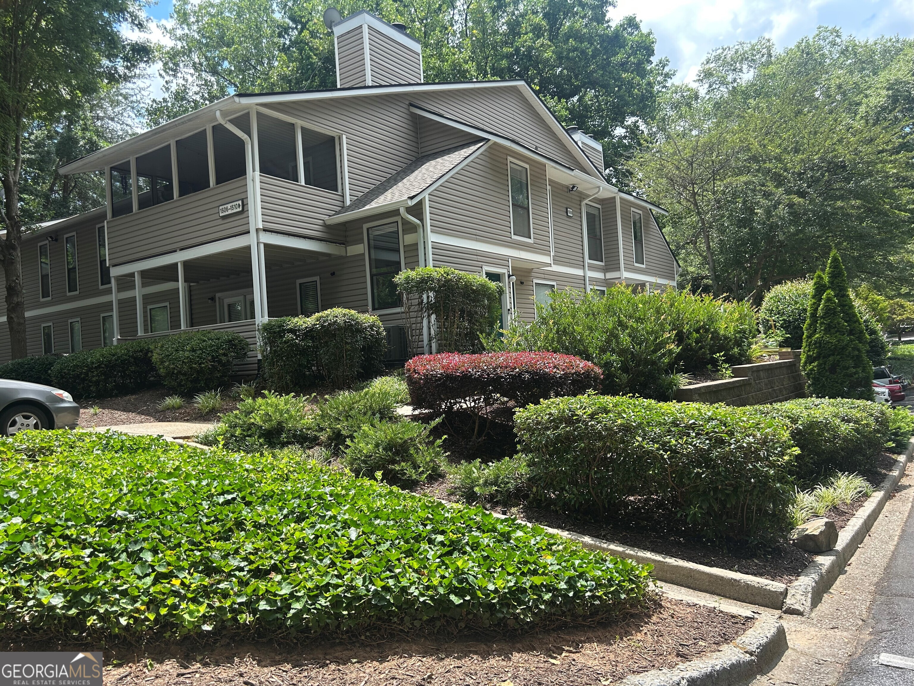 **COMING SOON** DON'T MISS THIS ONE** NEW CARPET, PAINT, BATH AND KITCHEN FLOORING, SOLID SURFACE KITCHEN COUNTERTOPS*STAINLESS STEEL APPLIANCES*REFRIGERATOR AND FULL SIZE WASHER DRYER ALSO CONVEY*FANTASTIC SCREENED PORCH*END UNIT*LUSH PRIVACY**MINUTES TO TRUIST PARK*SHOPPING*RESTAURANTS*i-75*SUPERB EAST COBB LOCATION CAN'T BE BEAT!