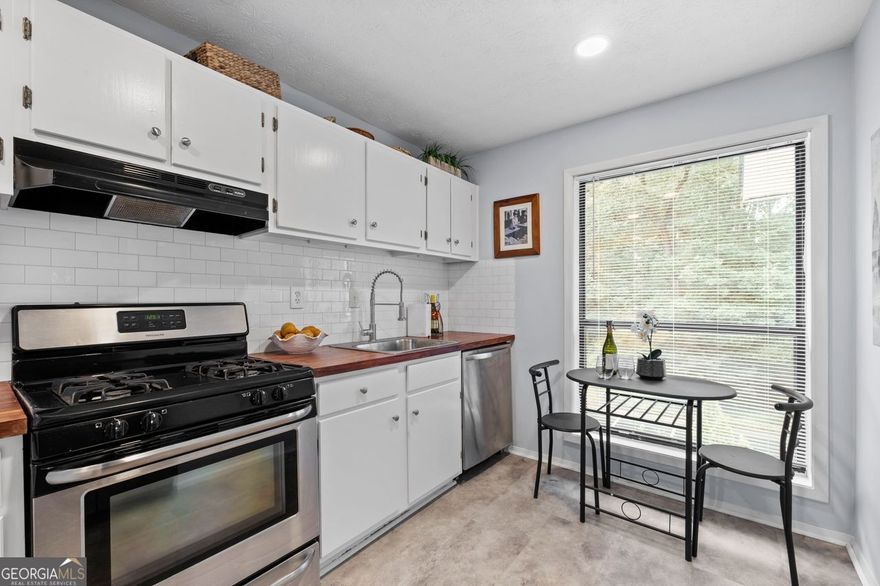 NEW PRICE! BEST DEAL IN EAST COBB**MINUTES TO I-75 PEACH PASS ENTRANCE*MINUTES TO DOWNTOWN ATLANTA, TRUIST PARK, THE BATTERY**TOTALLY REFRESED INTERIOR, NEW BATH SOLID SURFACE COUNTERTOPS, NEW KITCHEN COUNTERTOPS, FRESH PAINT, ALL NEW FLOORING - AUGUST 2025.  FIREPLACE FLANKED WITH BOOKSHELVES. CLOSET SPACE GALORE**FABULOUS SCREENEN IN PORCH, END UNIT, WHAT IS NOT TO LOVE?  DO WE HAVE YOUR ATTENTION? Stainless fridge, washer/dryer also convey at this price!  ALL THIS AND SPECIAL BELOW MARKET FINANCING AND CLOSING COSTS ASSISTANCE!  HURRY!