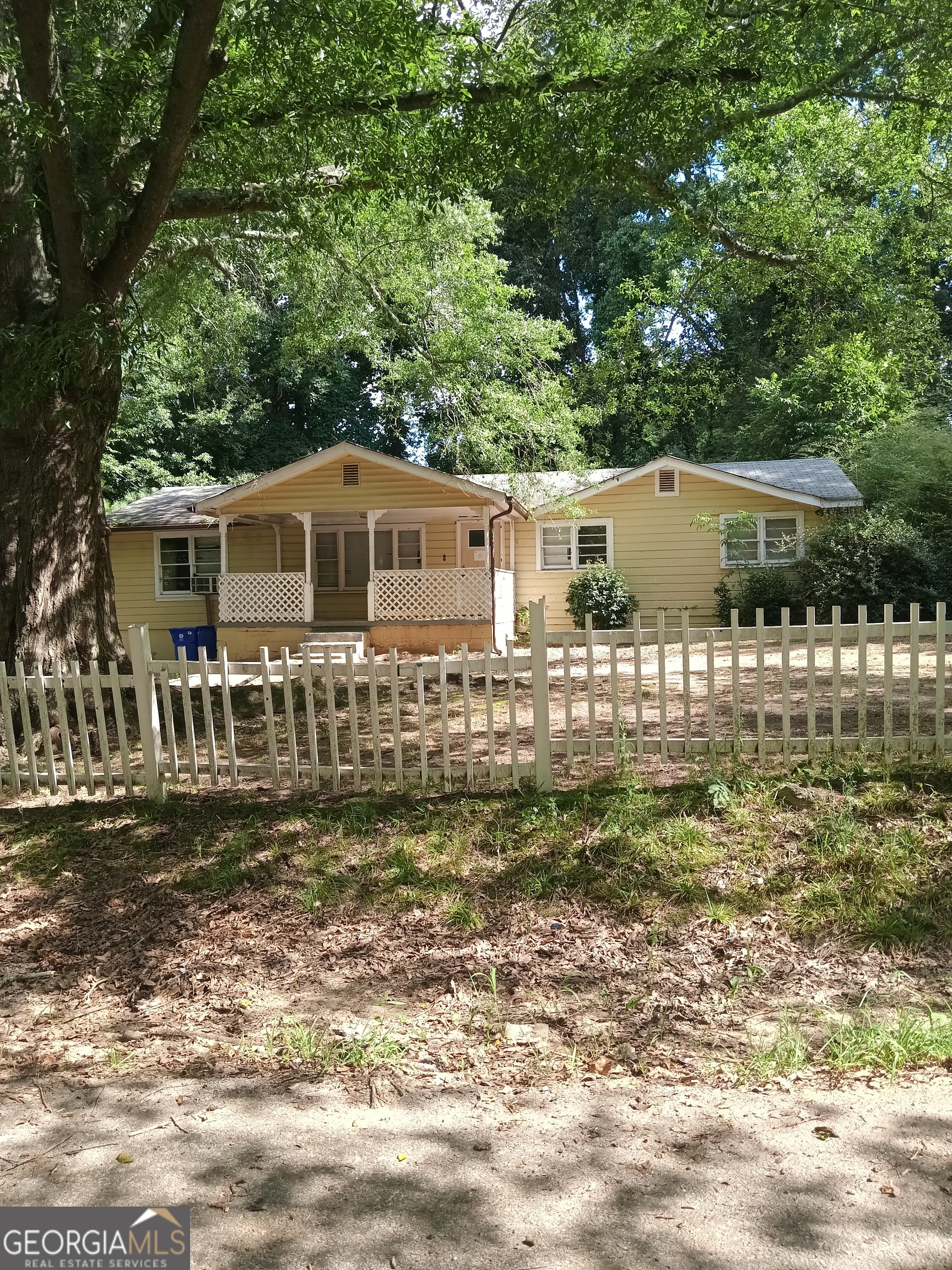 Great investment opportunity in an established neighborhood in Union City! Fix it up and rent it out or make this your dream home! Ranch home at the end of a quiet street. Three bedrooms, one and a half baths, front porch and a back deck for outdoor enjoyment. Don't miss out on this opportunity!