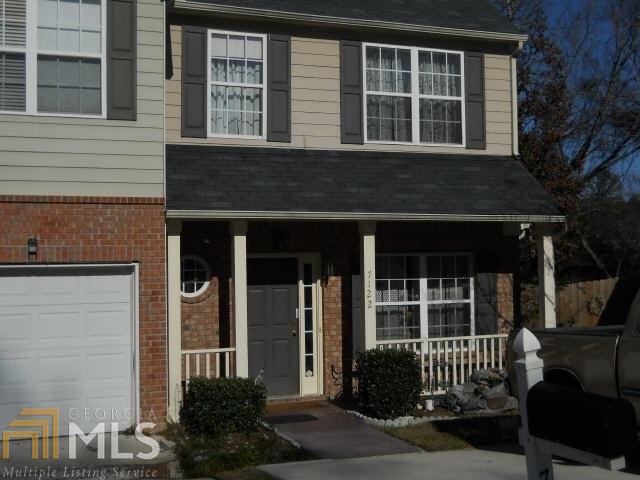 Available to occupy July15th TOWNHOUSE ON END UNIT, OPEN KITCHEN W/ BREAKFAST BAR, FAMILY ROOM, LARGE MASTER BDRM W/ GARDEN TUB, LARGE BACKYARD