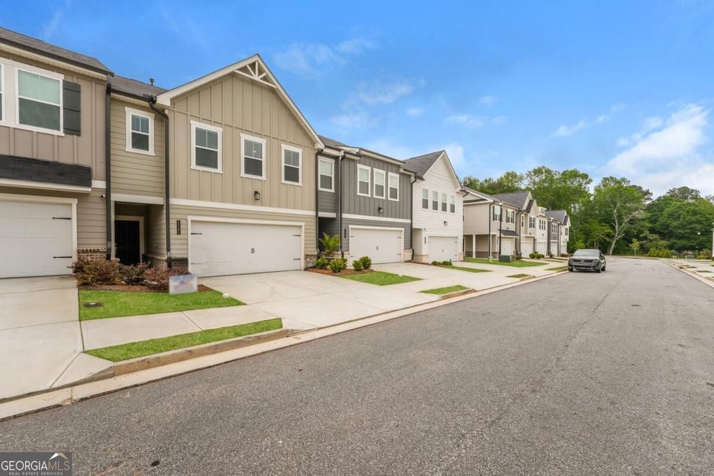 Photo of 1141 Point Place Drive, Loganville, GA 30052 (MLS # 10879319)