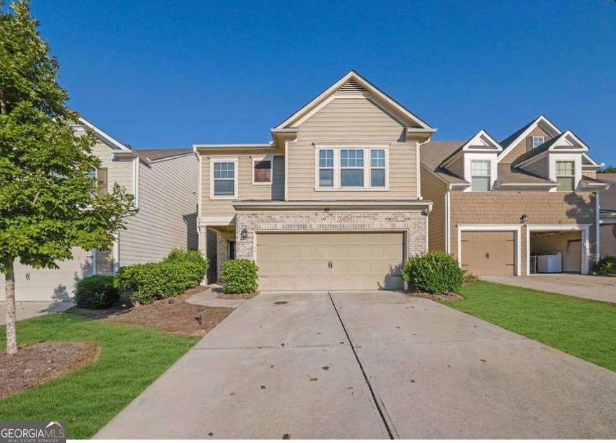 Discover this beautiful 5-bedroom, 3-bathroom home nestled in a desirable community featuring a pool, tennis courts, a playground, and a serene park! Located near most sought-after schools and 10 minutes from Hwy 400 and other major roads! With ample living space throughout, this home boasts a spacious living room perfect for gathering, a kitchen equipped with stainless steel appliances and gleaming granite counters, and a luxurious master suite designed for relaxation. This gem offers both comfort and style in an amenity-rich neighborhoodCodonCOt miss it!