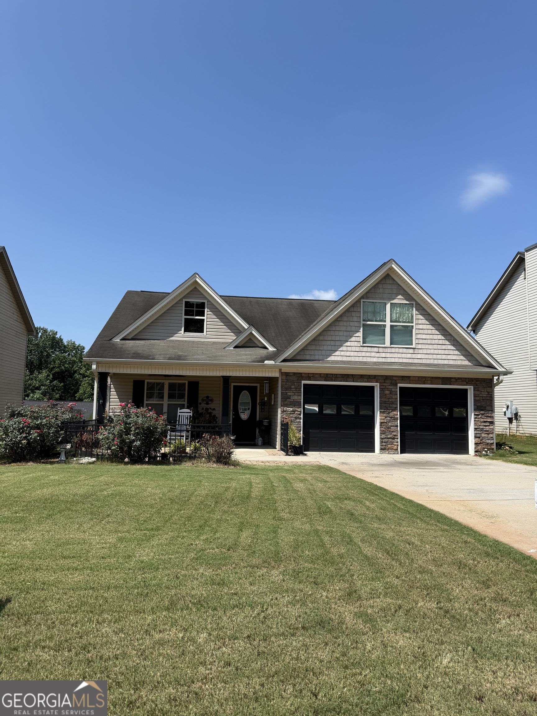 COME HOME to HIGHLAND POINTE... This 3 bedroom, 2 bath home has a large Bonus Room that can be used as a 4th bedroom, media room, play room, exercise room, craft room or office. Many Possibilities. As you enter the foyer, you have a separate formal dining room to your left. The Great room has vaulted ceilings and open to the kitchen. 3 bedrooms on the main. Primary bedroom has large bathroom with separate shower, garden tub and double vanity with 2 walk in closets. Enjoy the outdoors with a cozy covered front porch and fenced in back yard. Convenient to 365, shopping, dining and more...