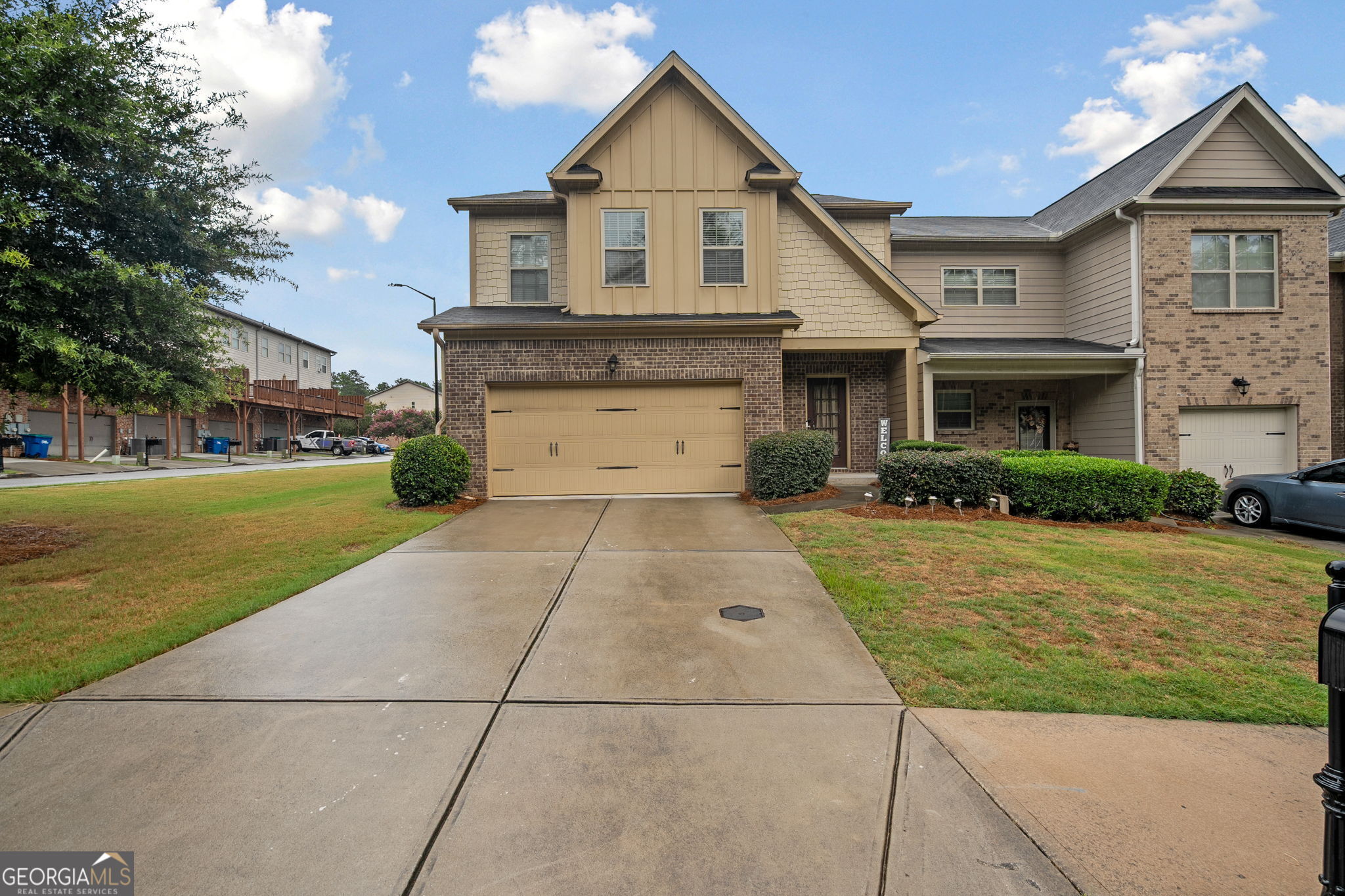BEAUTIFUL SPACIOUS END UNIT! THIS HOME OFFERS AN OPEN CONCEPT LIVING SPACE WITH SPACIOUS 3 BEDROOMS 2.5 BATHS FEATURING A LOFT AREA UPSTAIRS AND A FIREPLACE IN THE FAMILY ROOM. THE LOCATION IS CONVENIENT TO SHOPPING AND MAJOR HIGHWAY.
