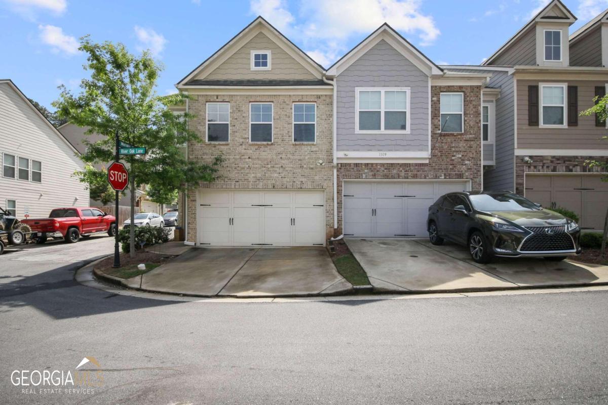 Beautiful two-story, 3 bedroom, 2.5 bathroom, end unit townhouse in the gated Ashbrooke Trace Community. gorgeous hardwood floors on the main level, granite countertops in the kitchen, and a coffered ceiling in the living room are a few of this home's features. Ashbrooke Trace is conveniently located near Downtown Tucker, Stone Mountain Park, restaurants, and shopping with access to Hwy 78, I-285, and I-85 for ease to and around town.
