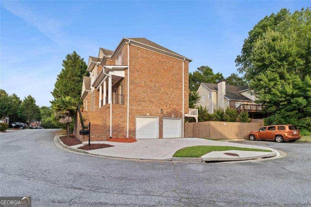 Photo of 1711 Summit Glen Lane NE, Atlanta, GA 30329 (MLS # 10809950)