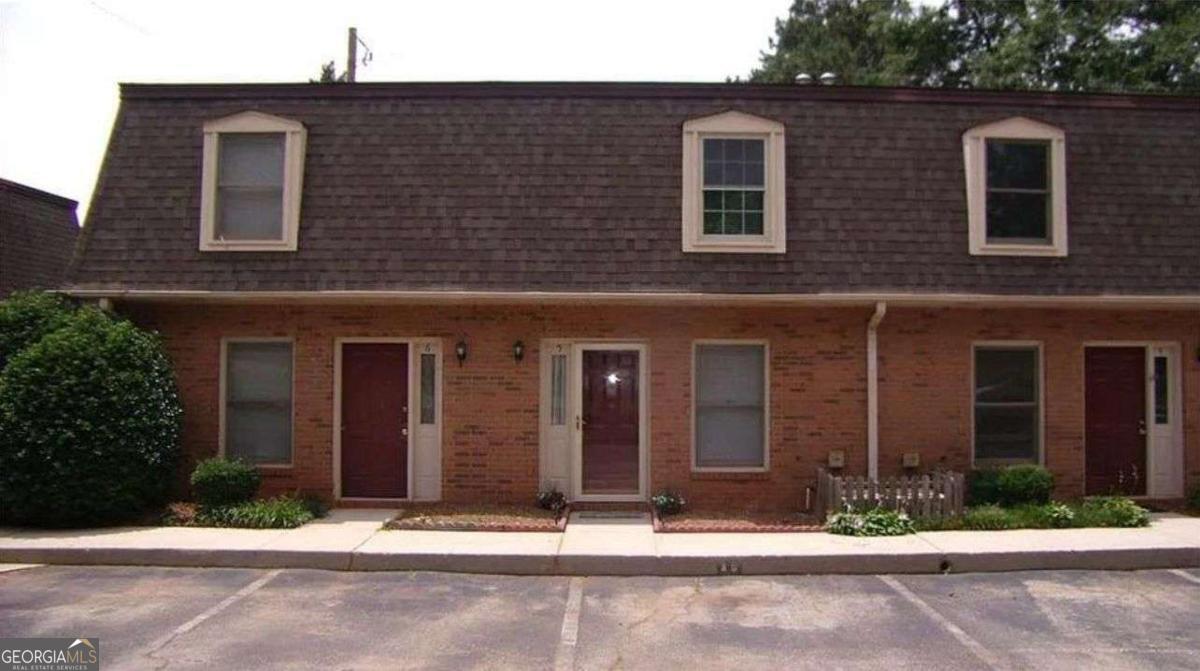 Well located apartment for rent featuring 2 bedrooms, 1 full bathroom, and 1 half bathroom. The unit includes a convenient laundry closet, a small private patio, fresh interior paint, and brand new flooring. Ideally situated close to shopping, dining, and transportation, offering comfort and convenience.