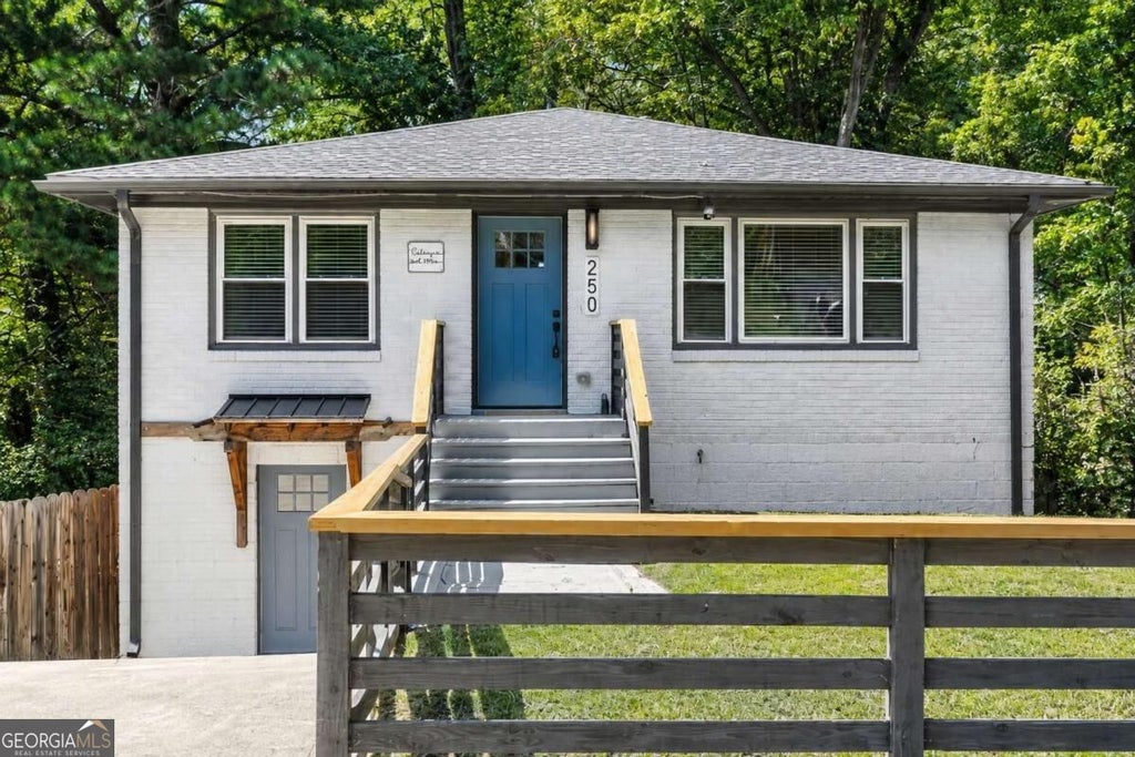 Photo of 250 Holly Road NW, Atlanta, GA 30314 (MLS # 10849736)