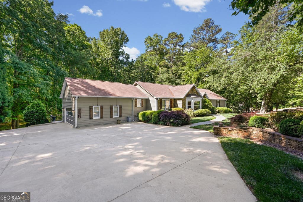 Photo of 1530 Woodstock Road, Roswell, GA 30075 (MLS # 10794316)