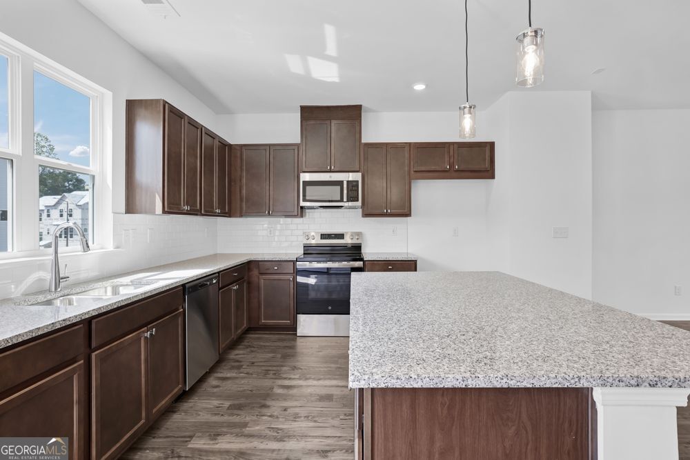 209 Lytham DR SE